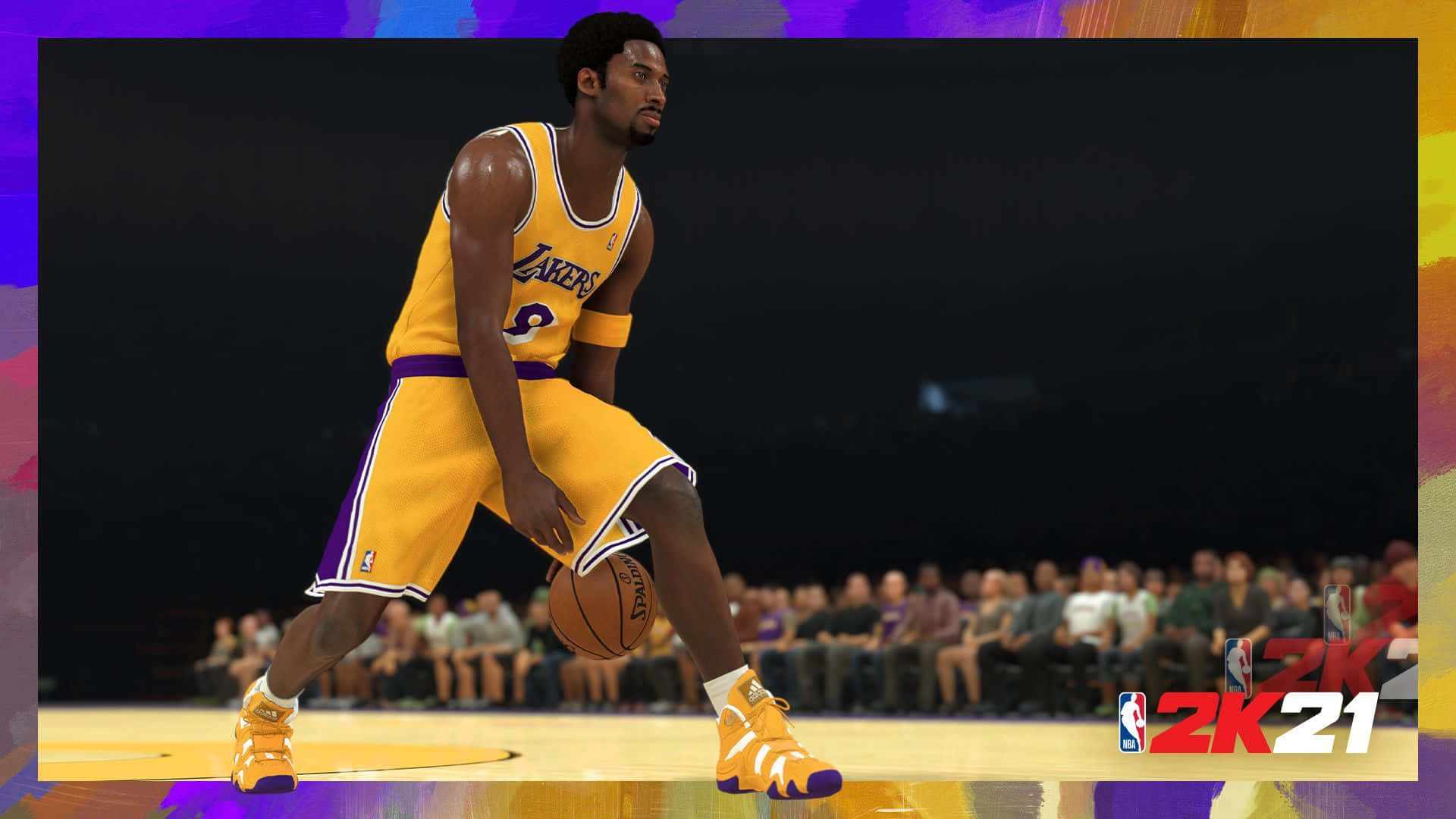 在NBA 2K21中選擇你的球場、遊戲與對手 壁紙 — 一位身穿黃色湖人球衣的籃球運動員在明亮的場館燈光下，背景是模糊的人群，在球場上運球。
