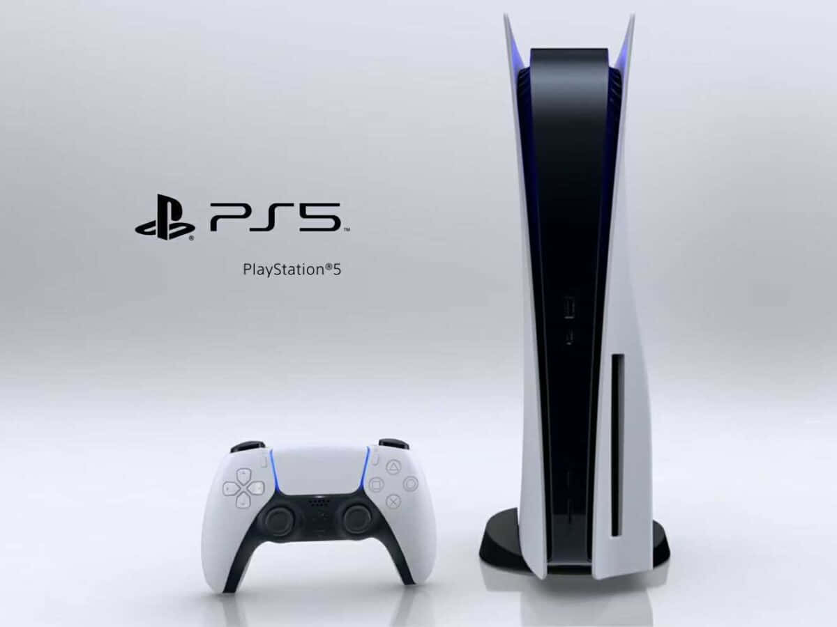 在PlayStation最熱門冒險遊戲中挑戰世界最難的謎題 壁紙 — 一部時尚的白色 PlayStation 5 主機和控制器，在簡約的白色背景上，帶有 PS5 標誌。