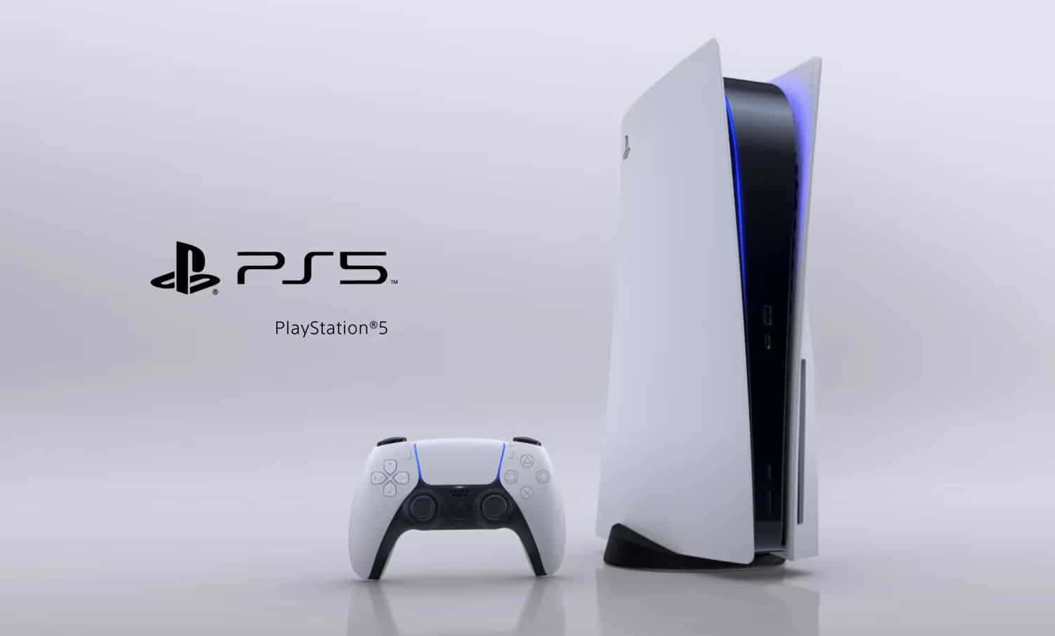 在PlayStation體驗極致遊戲樂趣 壁紙 — 一部時尚的白色 PlayStation 5 主機和控制器放在反射表面上，背景為簡約灰色。