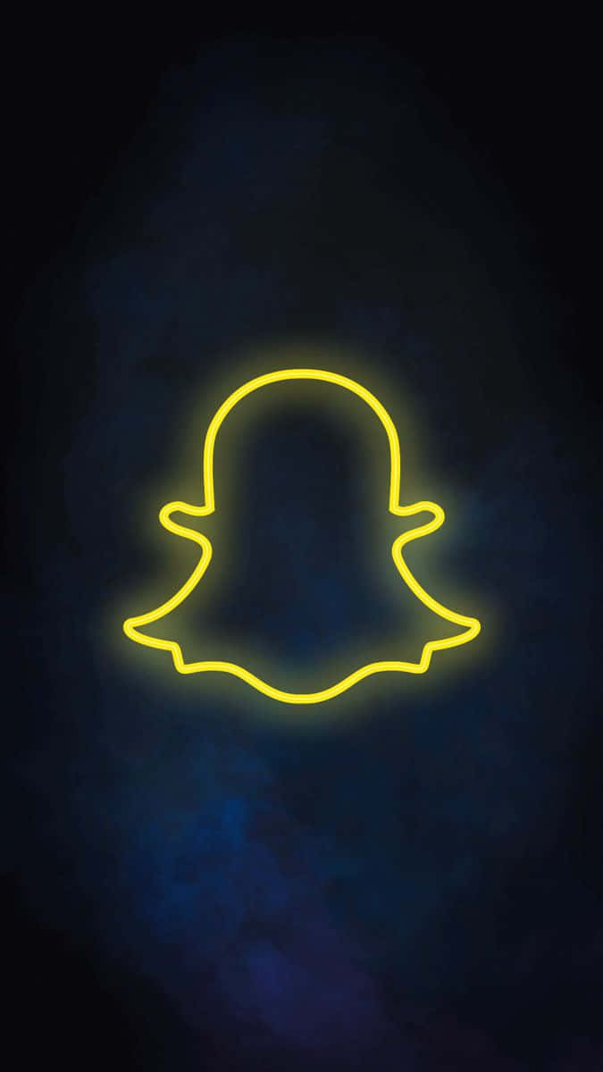 深藍色紋理背景上的黃色霓虹Snapchat鬼魂標誌。