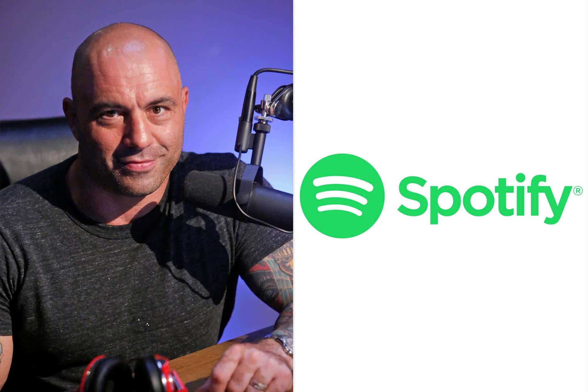 在Spotify上聆聽新音樂 壁紙 — 一個光頭紋身男子坐在白色背景上的Spotify標誌旁邊的麥克風前。