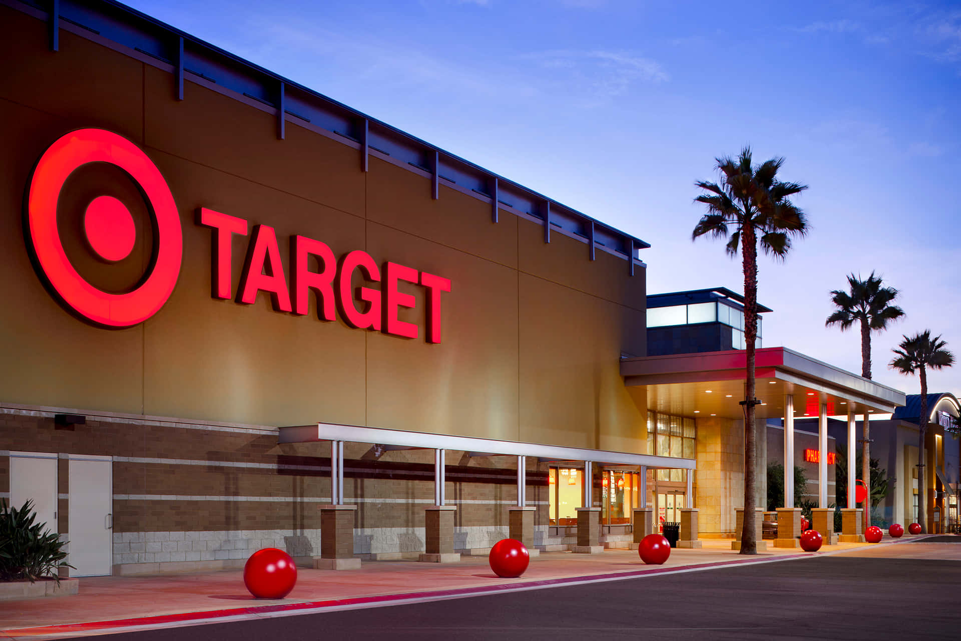 黃昏時分的Target商店外觀，棕櫚樹和紅色球體
