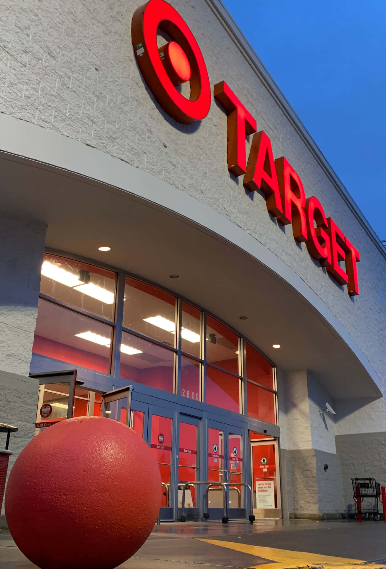 黃昏時分Target商店入口，前景有紅色球體。