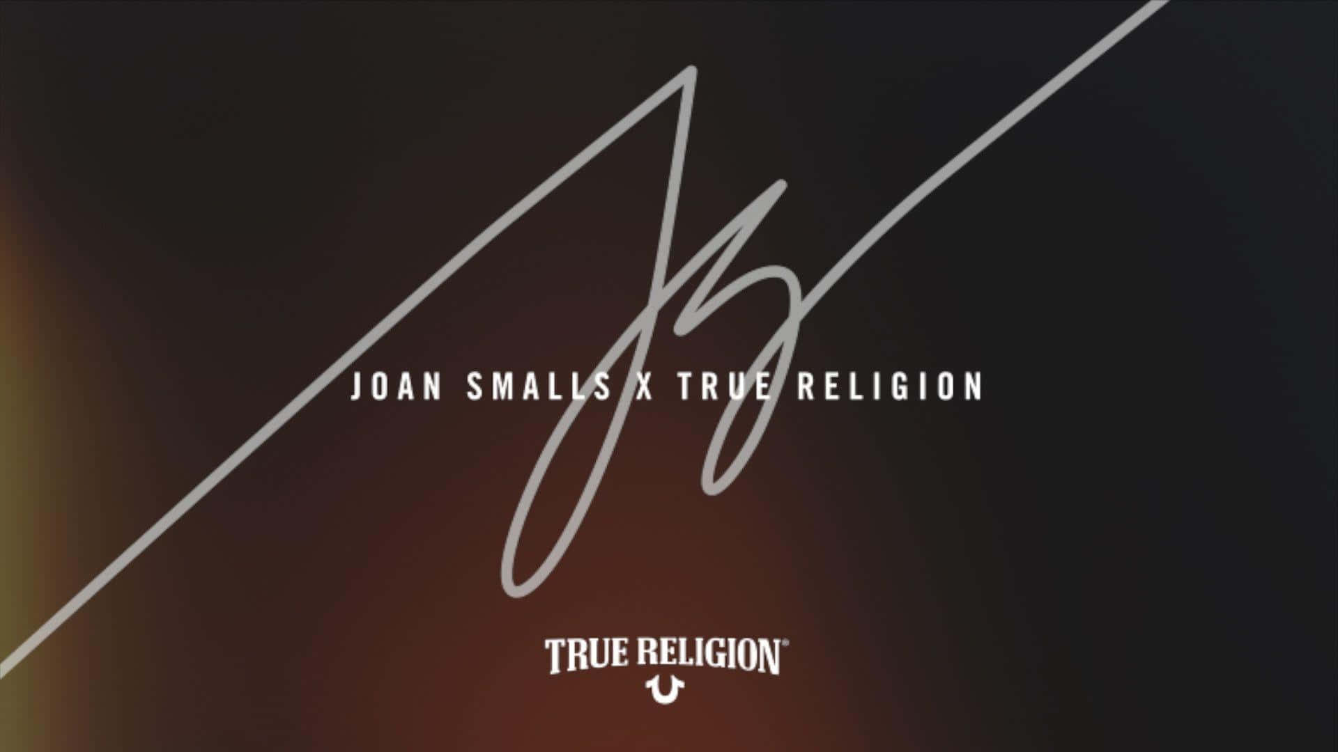 深色漸變背景上的 Joan Smalls x True Religion 簽名標誌