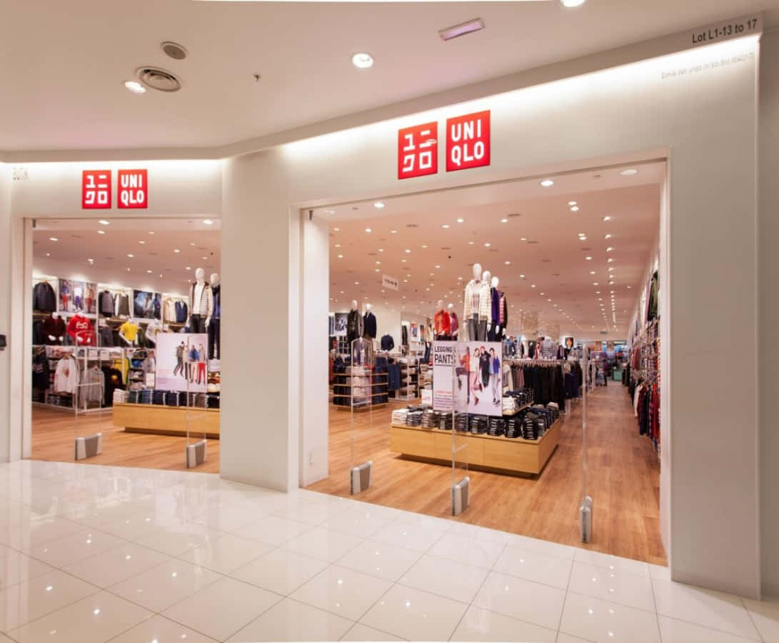 Uniqlo 服裝店入口，帶有紅色標誌和木地板。