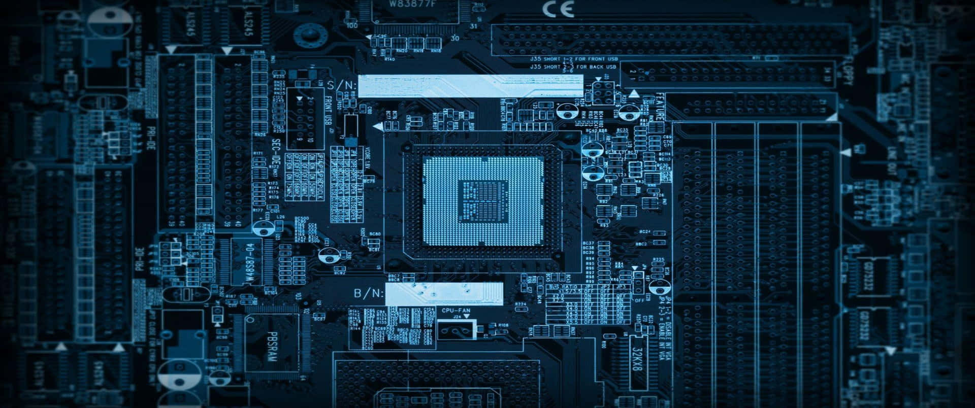 藍色調電腦主機板特寫，帶有CPU和電路。