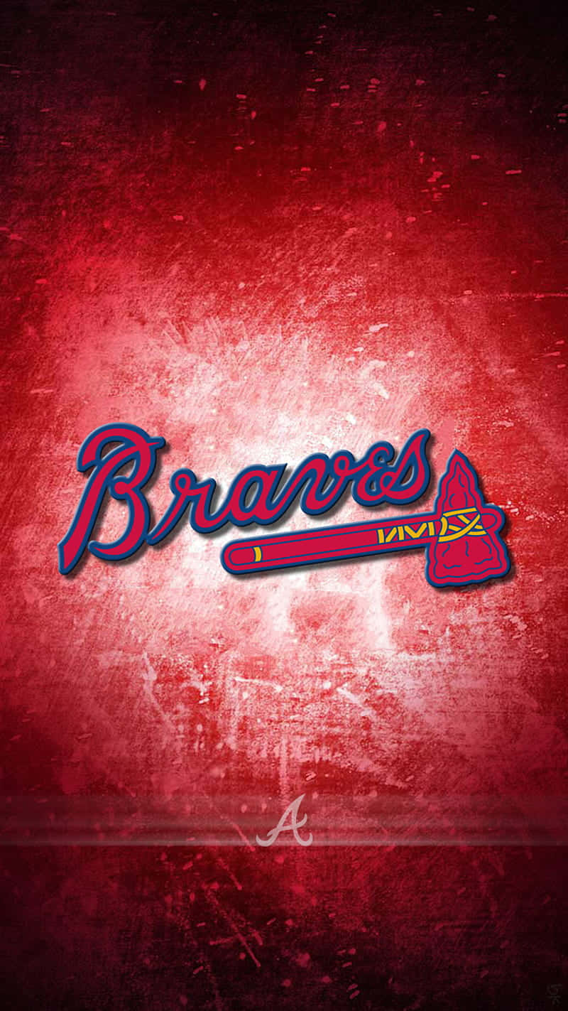 Braves 棒球隊標誌在磨損的紅色背景上，帶有模糊的「A」水印。