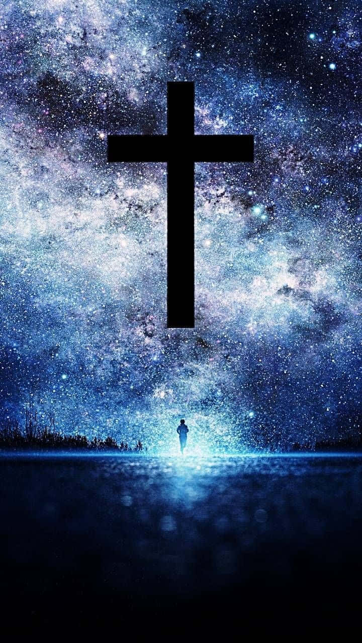 一個人走向發光的十字架，背景是滿天星斗的夜空。