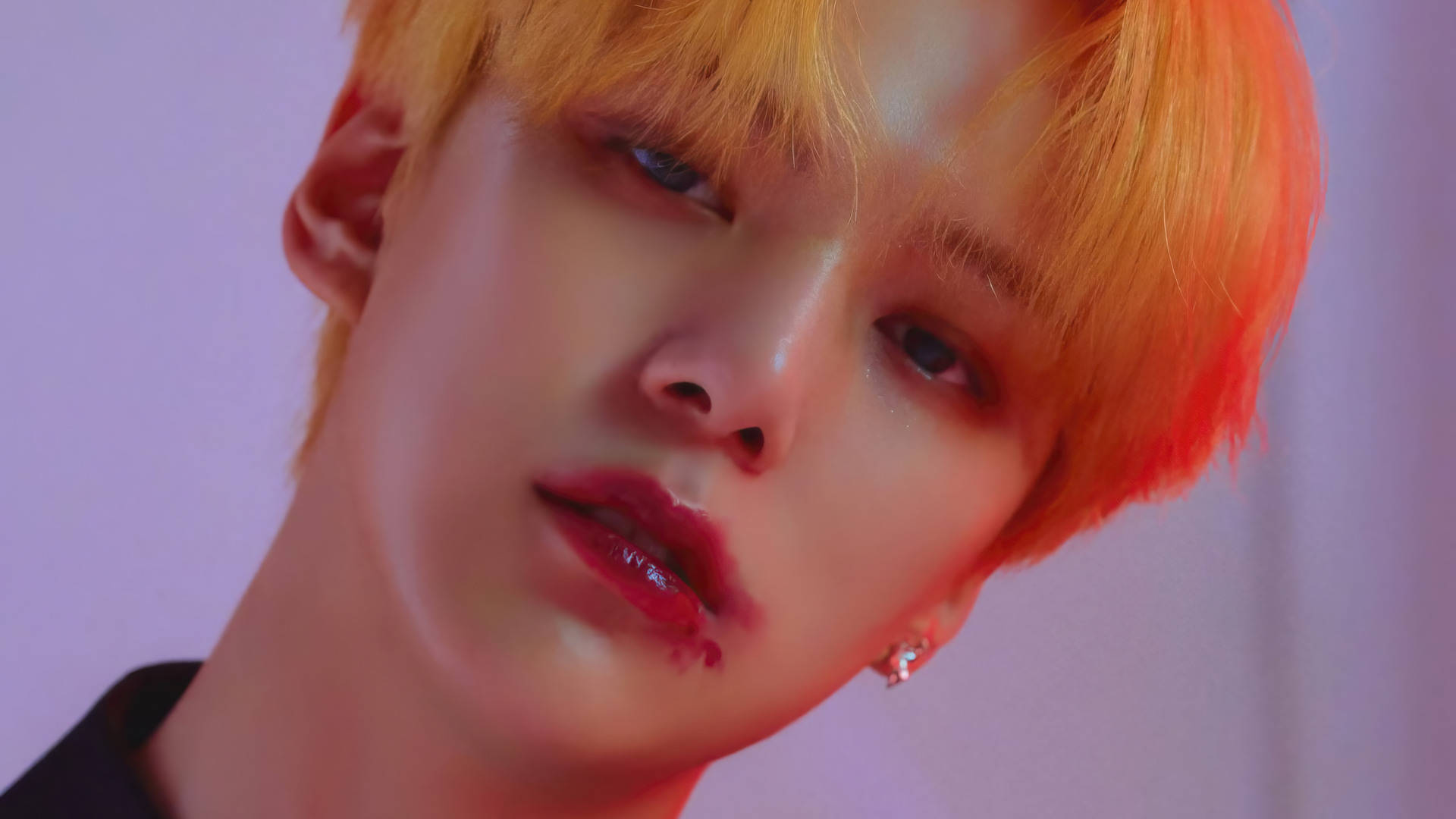 Monsta X Minhyuk Fatal Love 壁紙 — 在充滿氛圍的紫色燈光下，一位擁有鮮豔橙色頭髮和光澤紅唇的人物特寫肖像。
