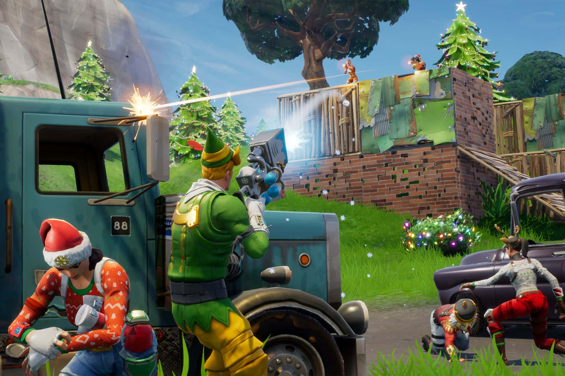 Adventure Game 桌布 壁紙 — 在充滿活力的 Fortnite 場景中，穿著節日服裝的玩家在裝飾過的卡車和聖誕樹附近用武器戰鬥。