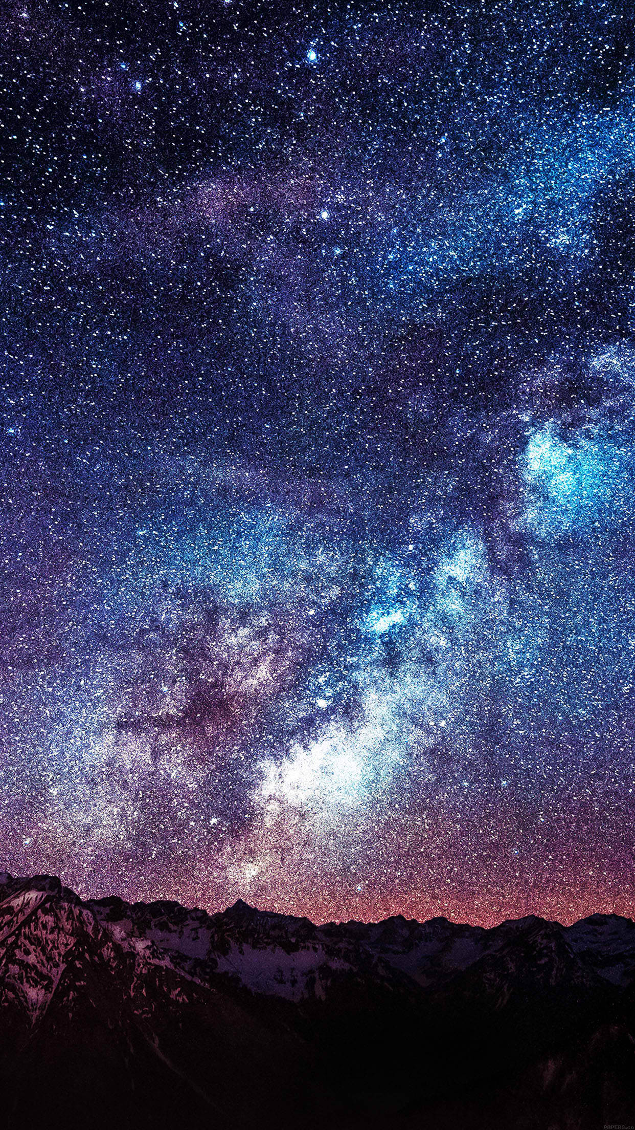 Mountain 桌布 壁紙 — 在充滿活力的宇宙天空下，銀河系橫跨積雪山峰的壯麗景色。
