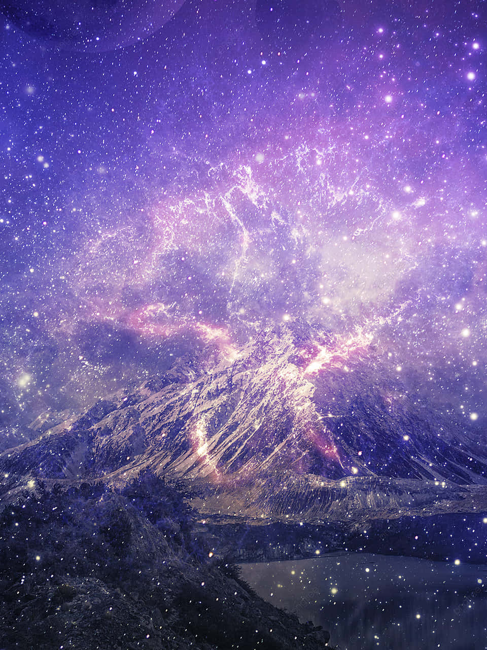 Aesthetic Night Sky 桌布 壁紙 — 在充滿活力的紫色星空和發光的宇宙雲層下，雄偉的雪山山峰。