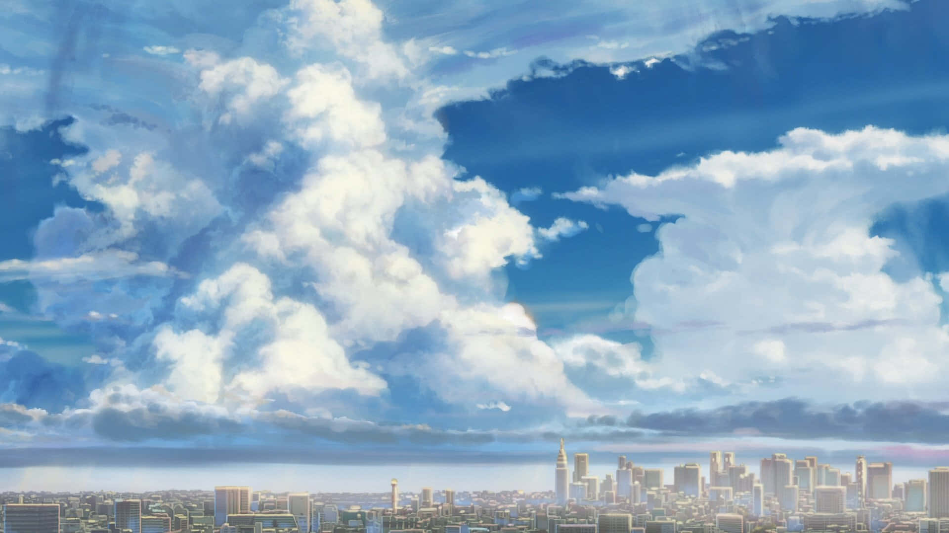 Weathering With You 桌布 壁紙 — 在充滿蓬鬆白雲和深藍色斑塊的廣闊天空下，充滿活力的動漫風格城市景觀。