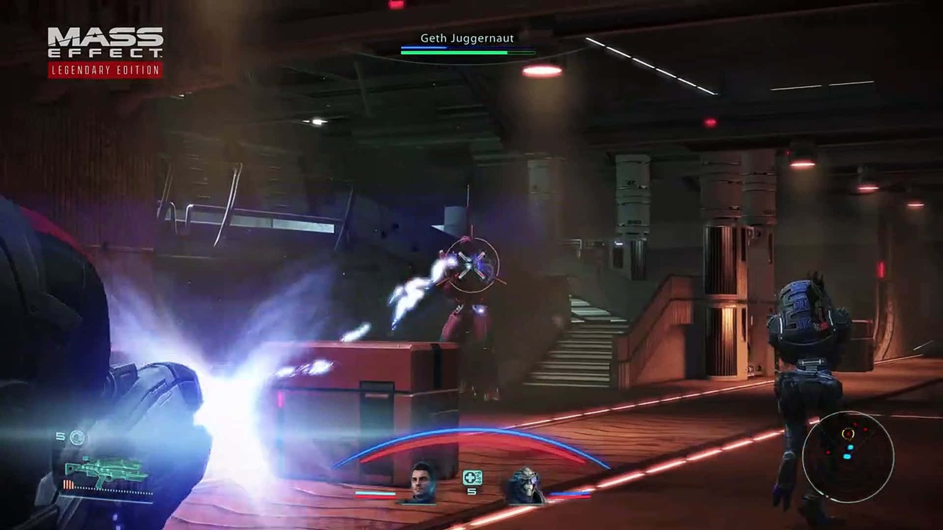 Mass Effect Multiplayer 桌布 壁紙 — 在光線昏暗的科幻走廊中，一把武器爆發出發光的藍色能量，而Geth Juggernaut正準備戰鬥。