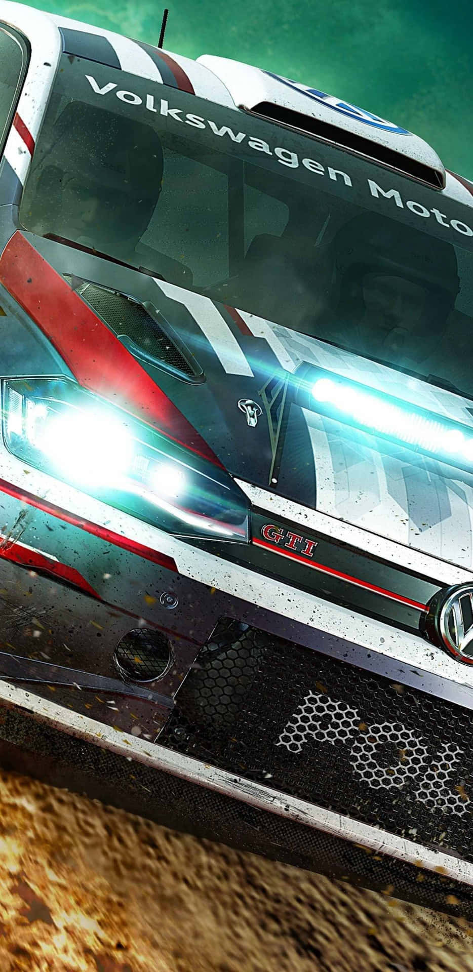 福士汽車拉力賽車在泥濘地形中疾馳，車頭燈閃爍。