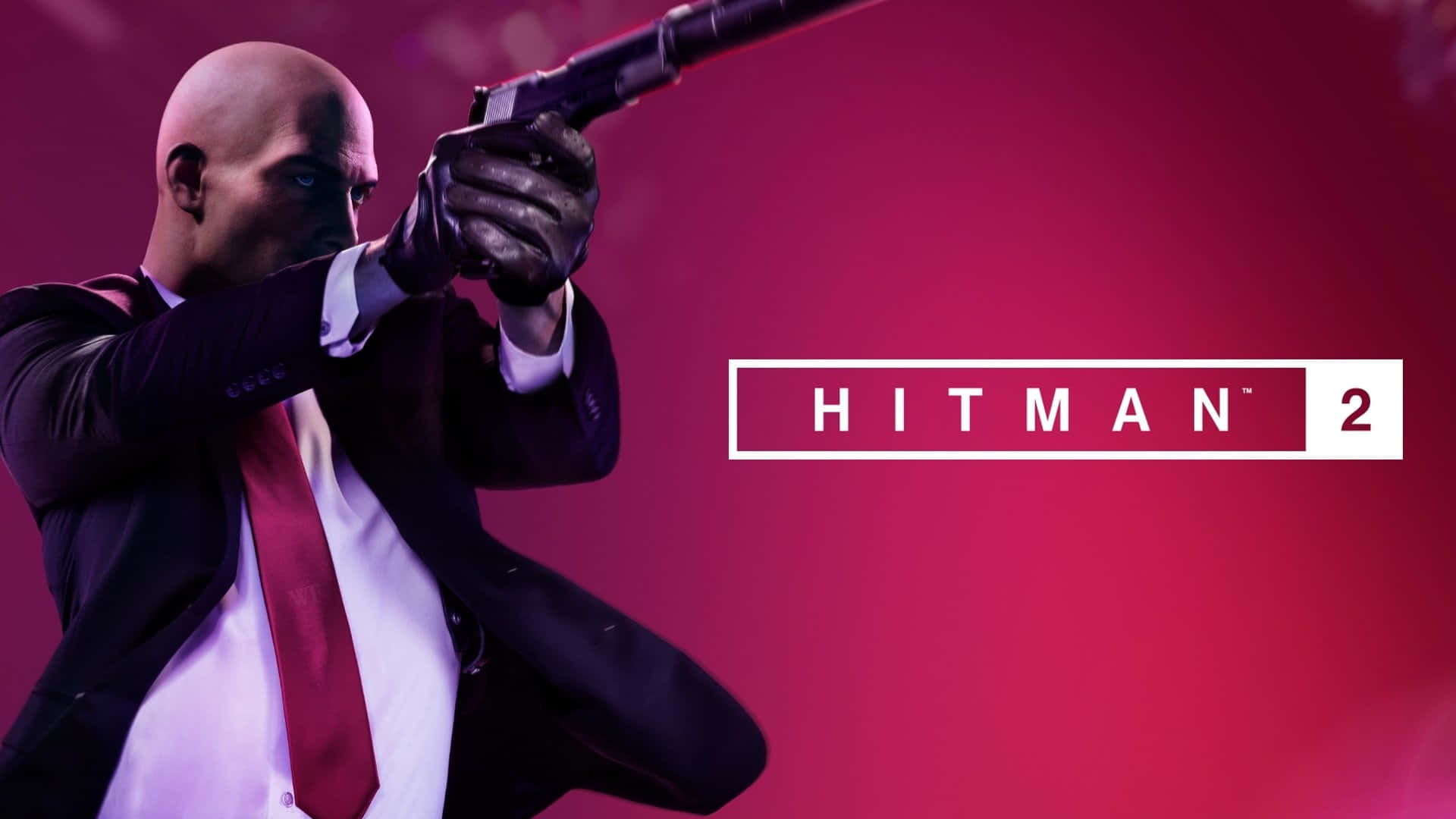 在刺激的動作冒險遊戲《Hitman 2》中，化身神秘刺客。 壁紙 — 一個光頭殺手身穿西裝，瞄準一把散彈槍，背景是鮮豔的洋紅色，並帶有Hitman 2標誌。