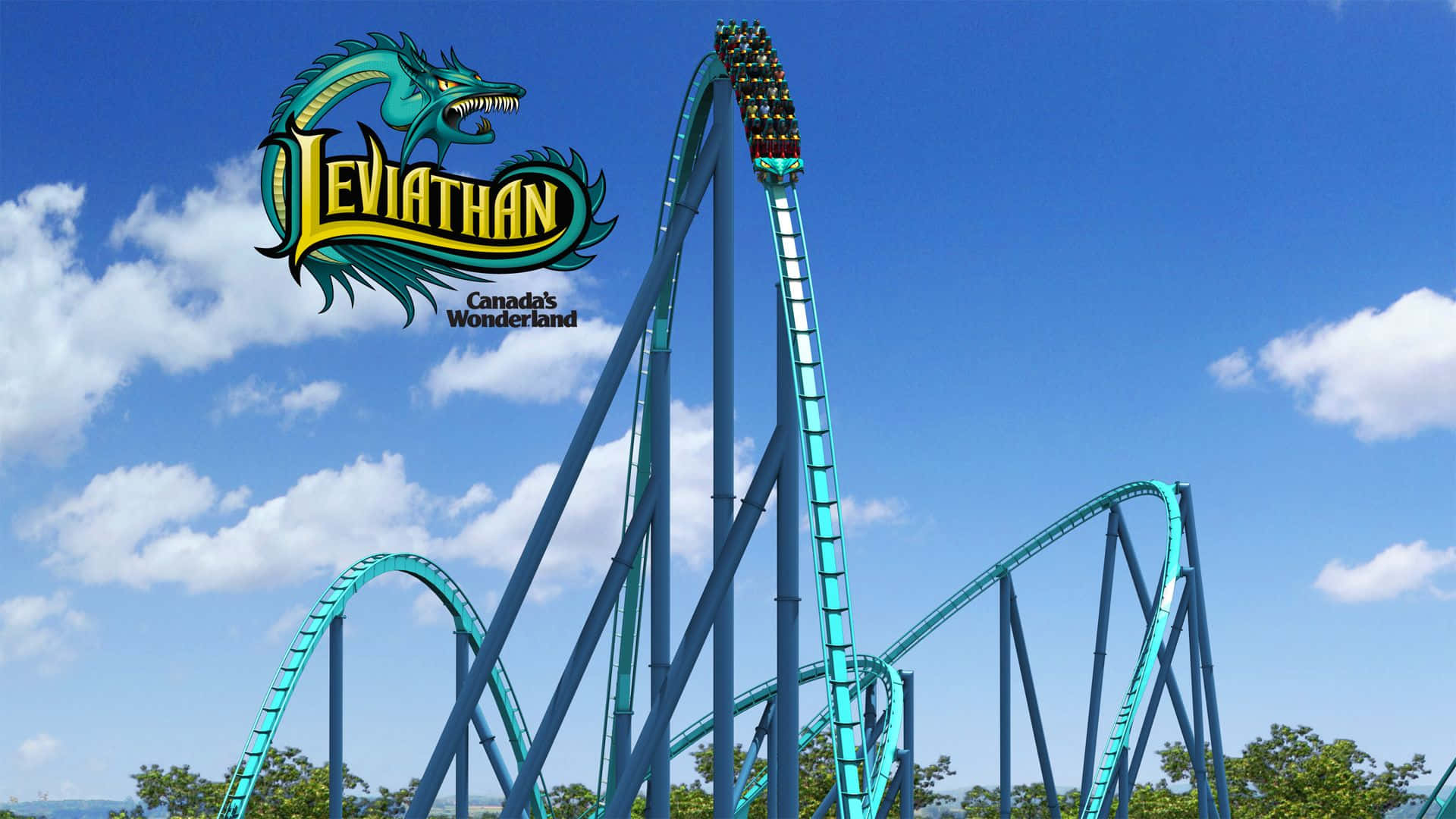 過山車 桌布 壁紙 — 在加拿大奇幻樂園，一台青綠色的 Leviathan 雲霄飛車在明亮的藍天和蓬鬆的白雲中翱翔。