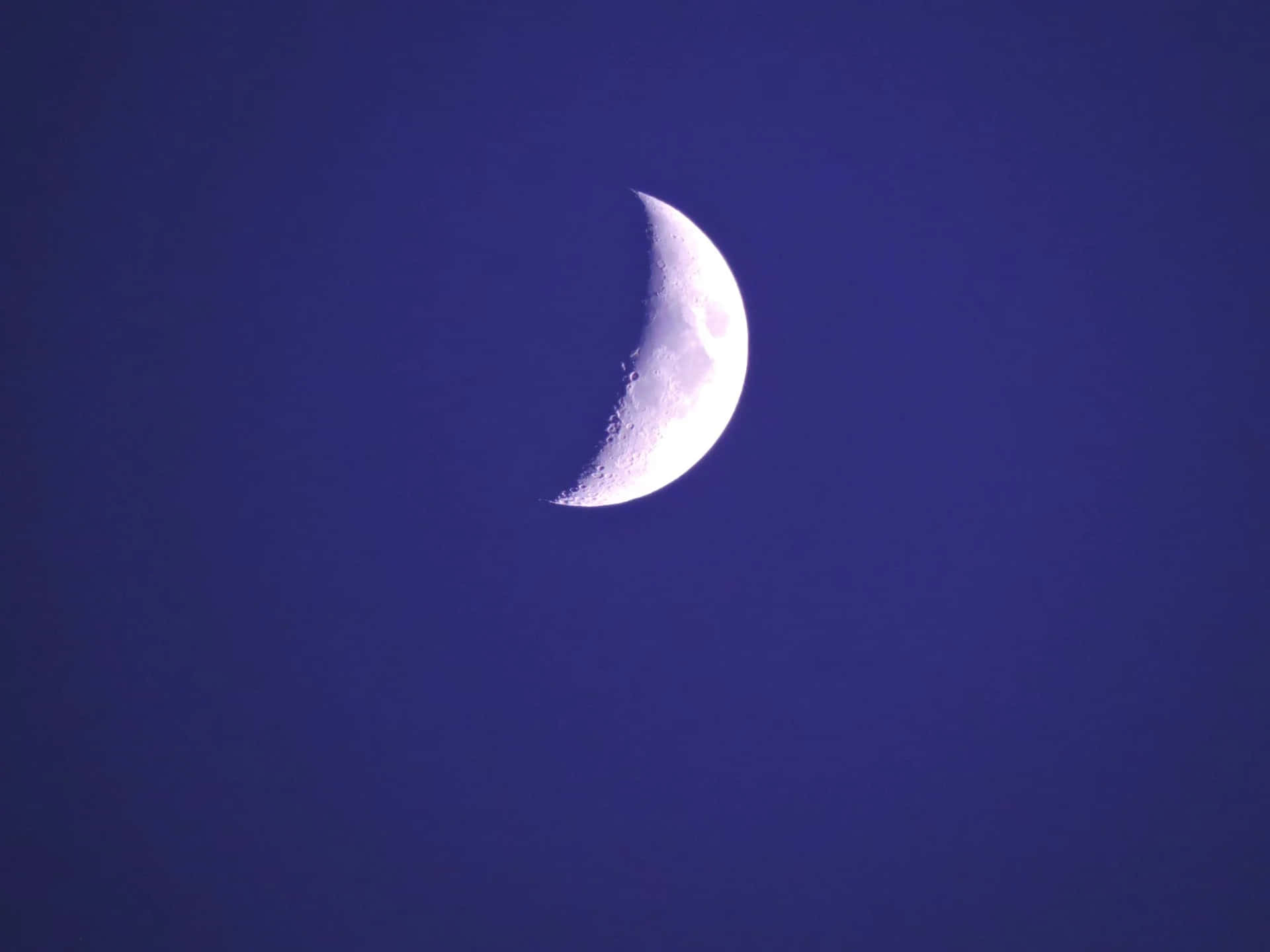 一彎月牙在深藍色的夜空中閃耀。