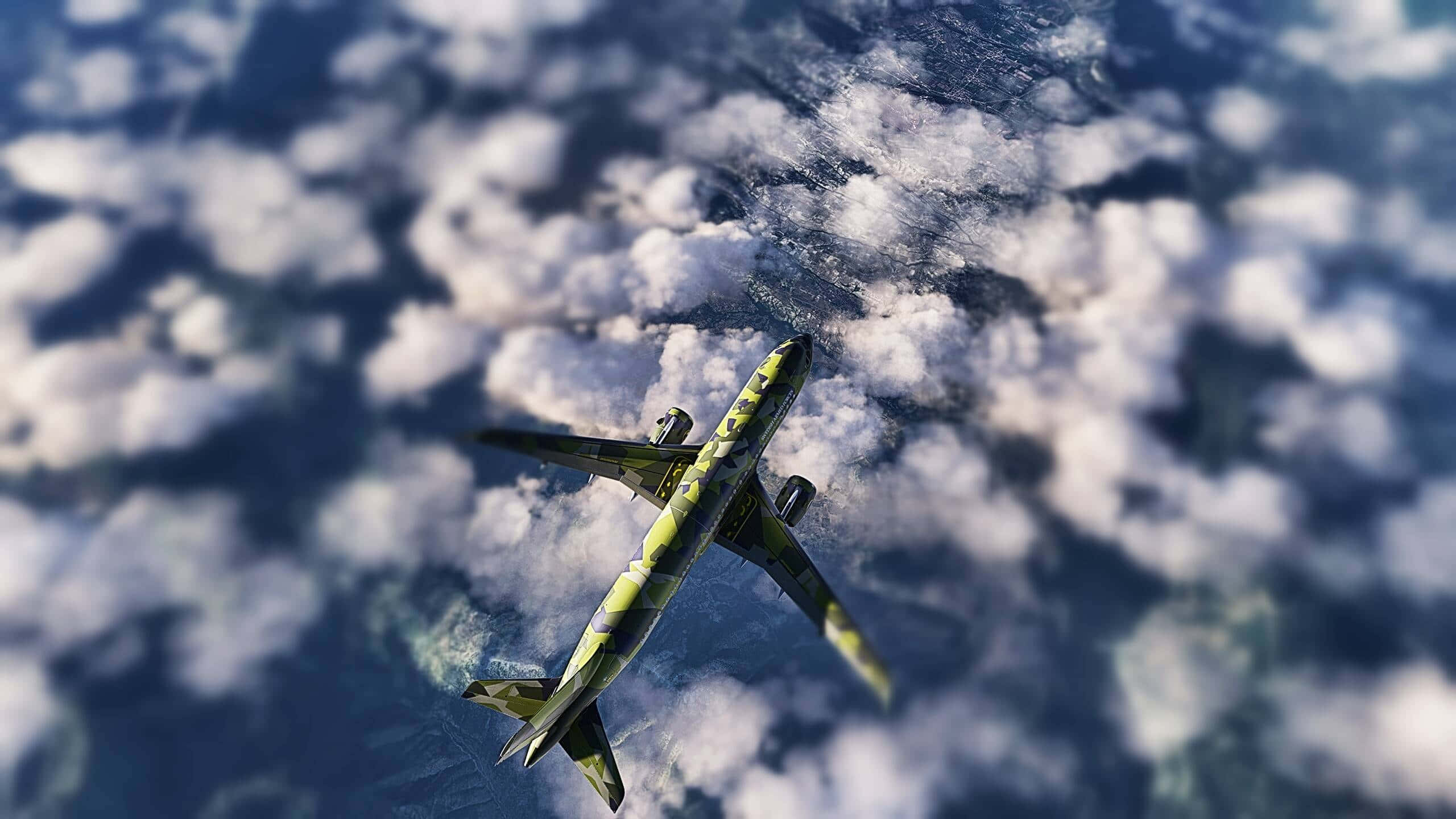 在印度 2400 米高空欣賞美景 壁紙 — 一架綠色迷彩飛機在藍色海洋上方的蓬鬆白雲之上翱翔。