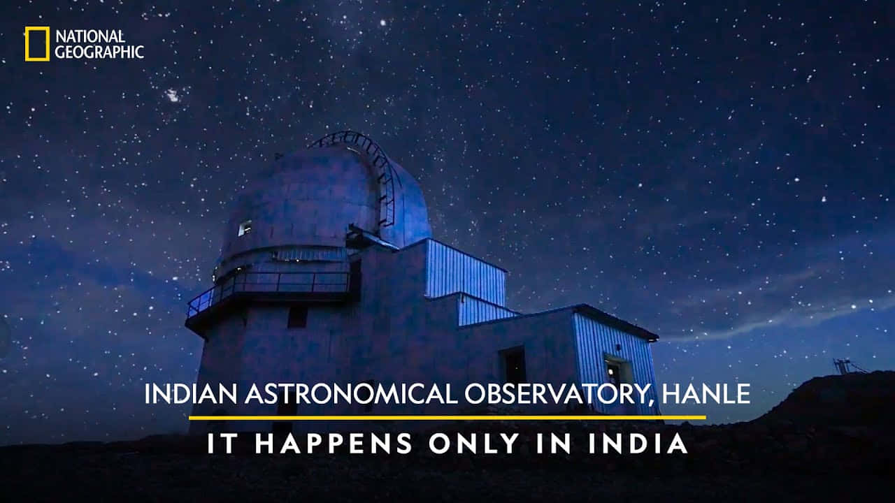 Observatory 桌布 壁紙 — 在印度喜馬拉雅山脈，一個圓頂天文台在繁星點點的夜空下亮起。