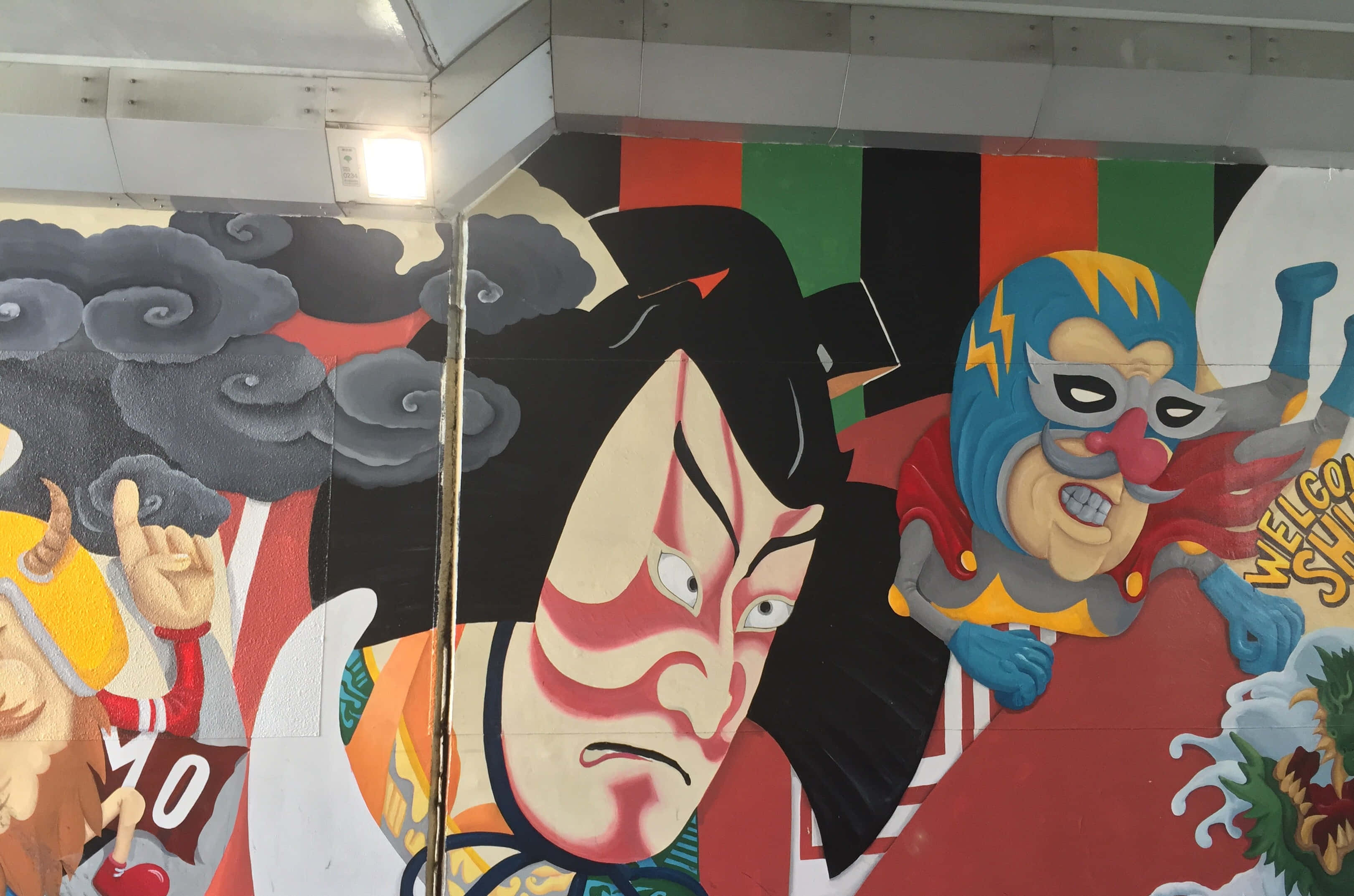 Japanese Pop Art 桌布 壁紙 — 在地鐵站螢光燈下，風格化的日本歌舞伎和自由式摔角手的鮮豔壁畫。