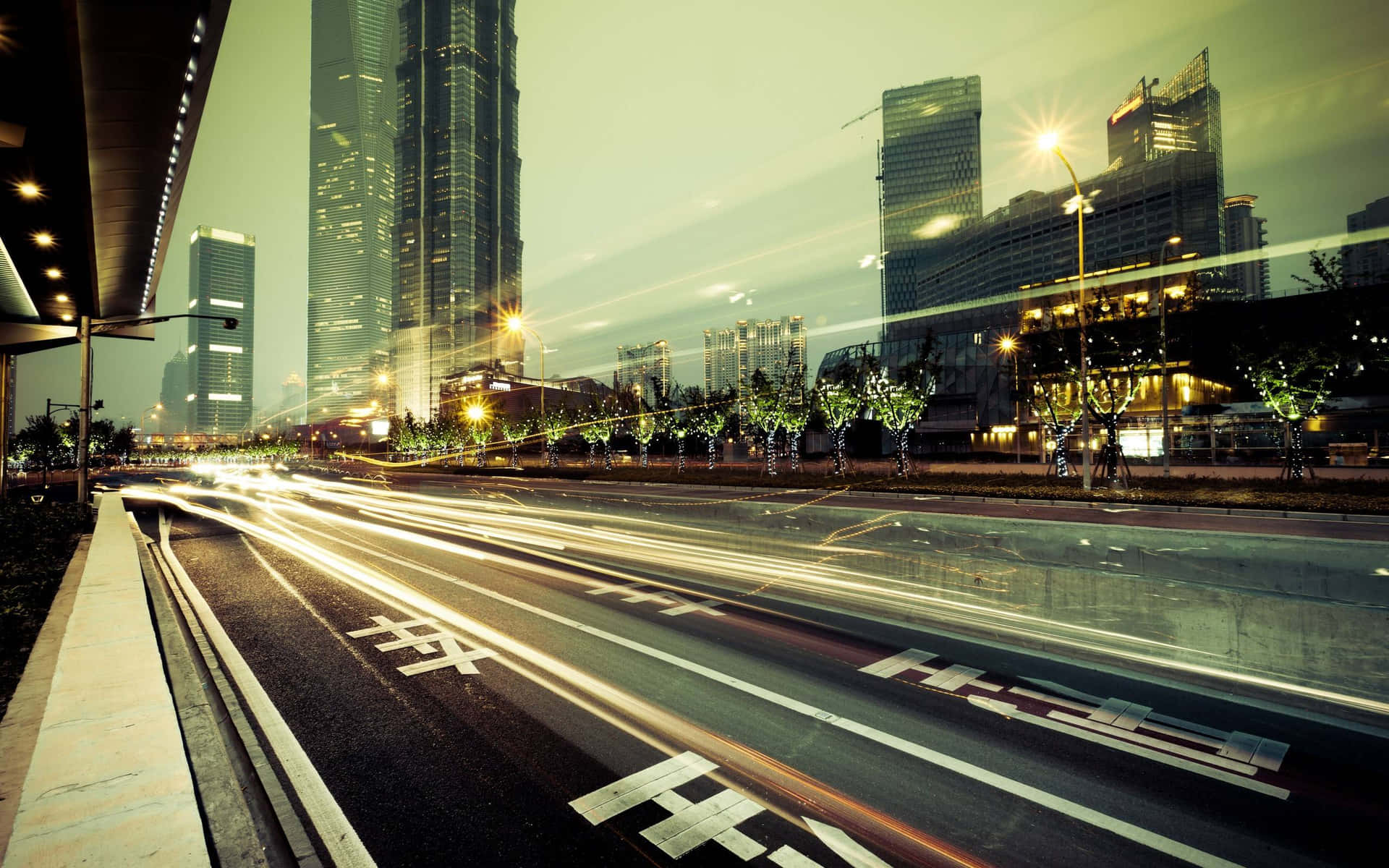夜晚的城市高速公路，帶有車燈軌跡和背景的高樓大廈。