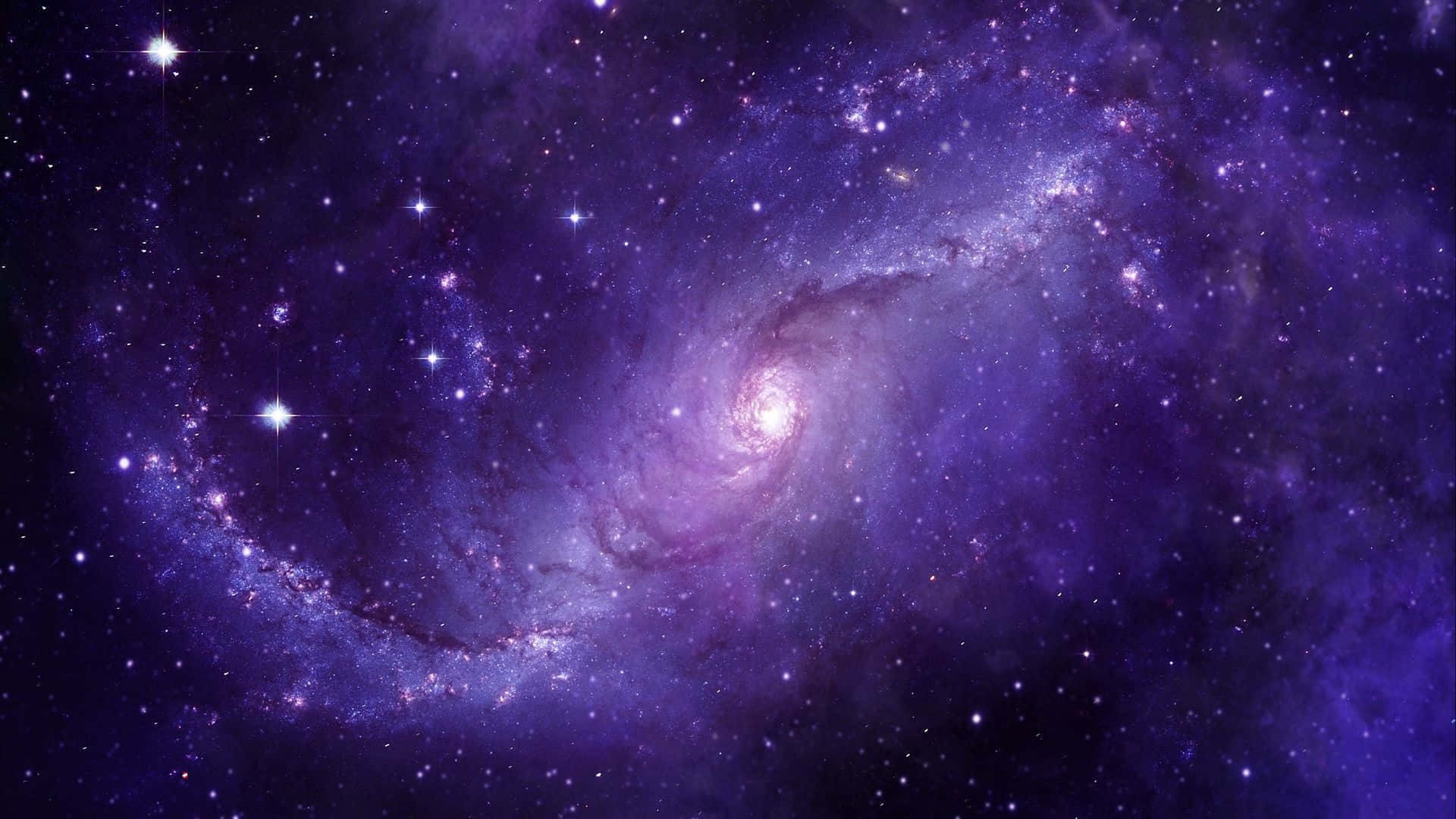 在壯麗的紫色中探索太空之美 壁紙 — 一個雄偉的螺旋星系在深紫色和紫羅蘭色調中旋轉，在宇宙虛空中閃耀著明亮的星星。