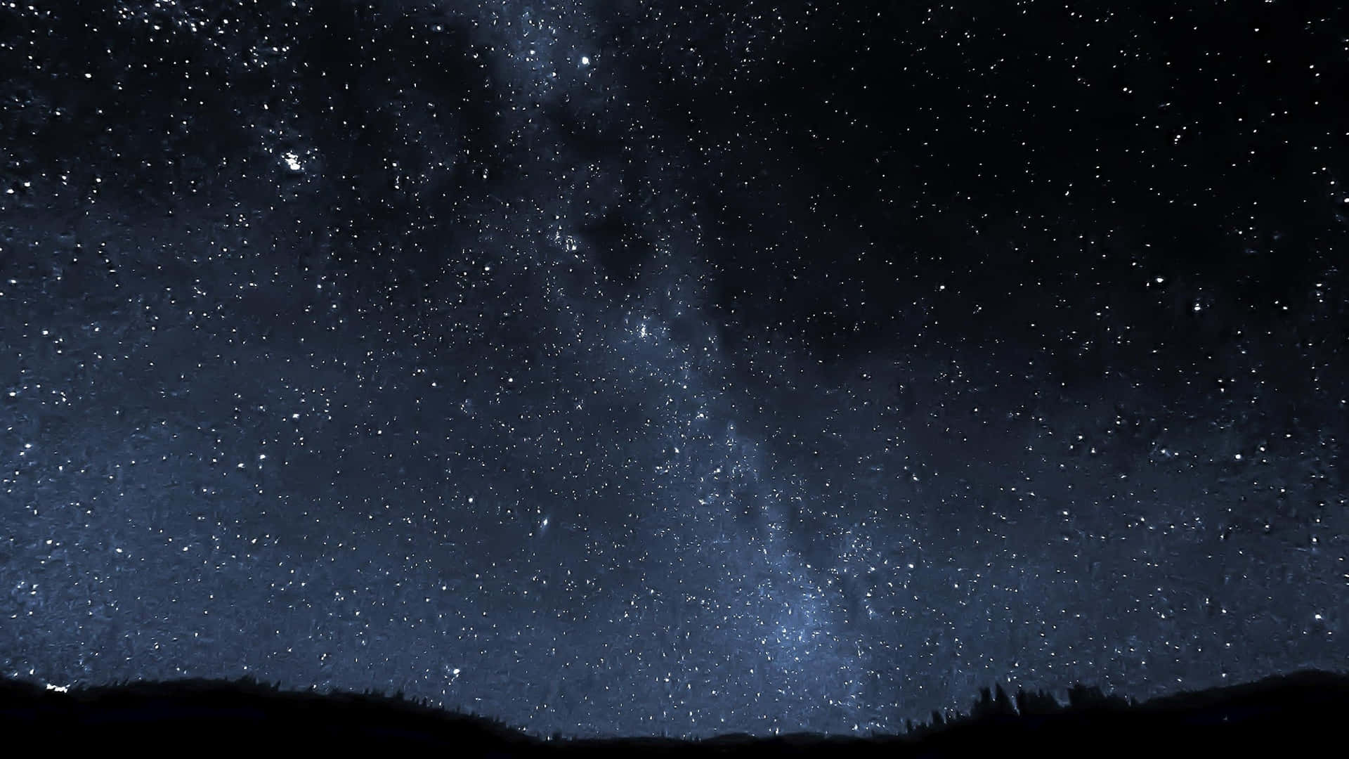 夜晚銀河系在山脈剪影上方閃耀