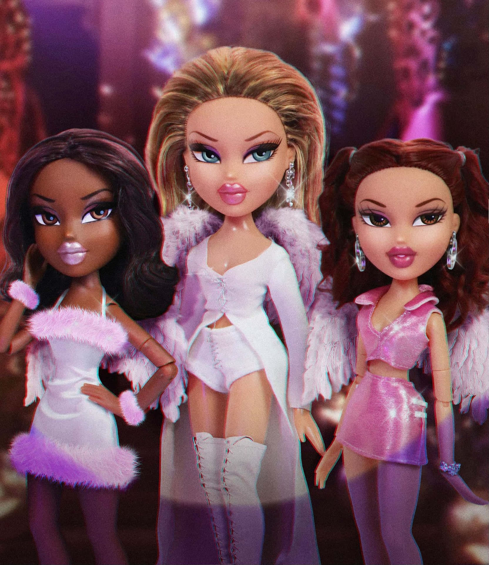 三個 Bratz 公仔穿著帶有羽毛細節的粉紅和白色服裝，在發光環境中擺姿勢。