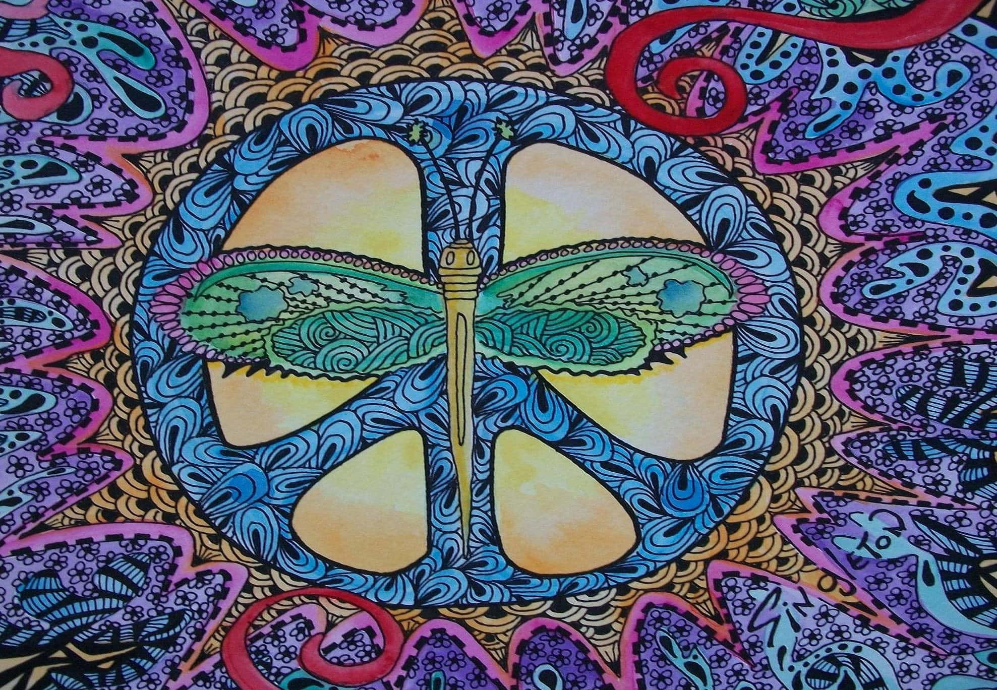 在大自然中享受生活的嬉皮士 壁紙 — 一幅充滿活力的迷幻插圖，以和平標誌為中心，內有一隻細節豐富的蜻蜓，周圍環繞著旋轉的彩色圖案。