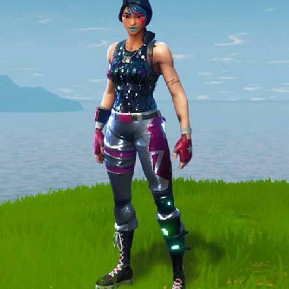 穿著色彩繽紛服裝的Fortnite角色站在海邊草叢生的懸崖上