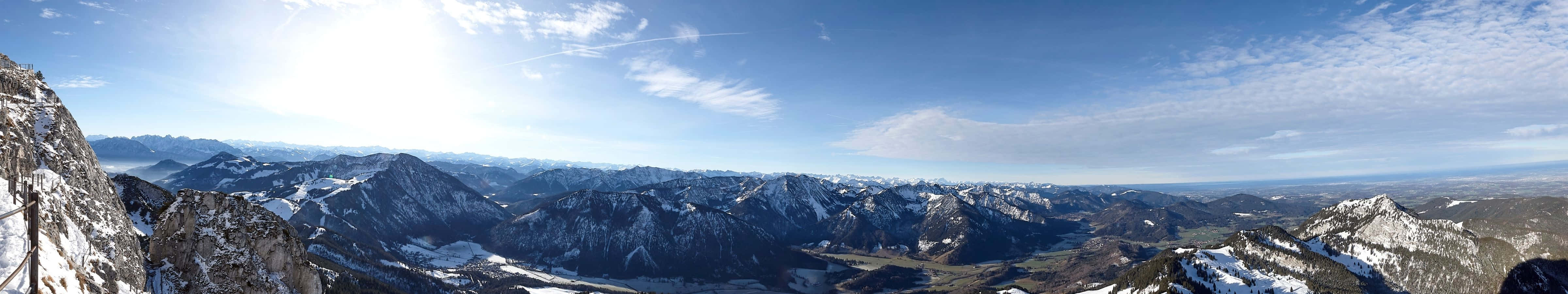 在清澈藍天下，白雪覆蓋的山脈，遠眺山峰和山谷。