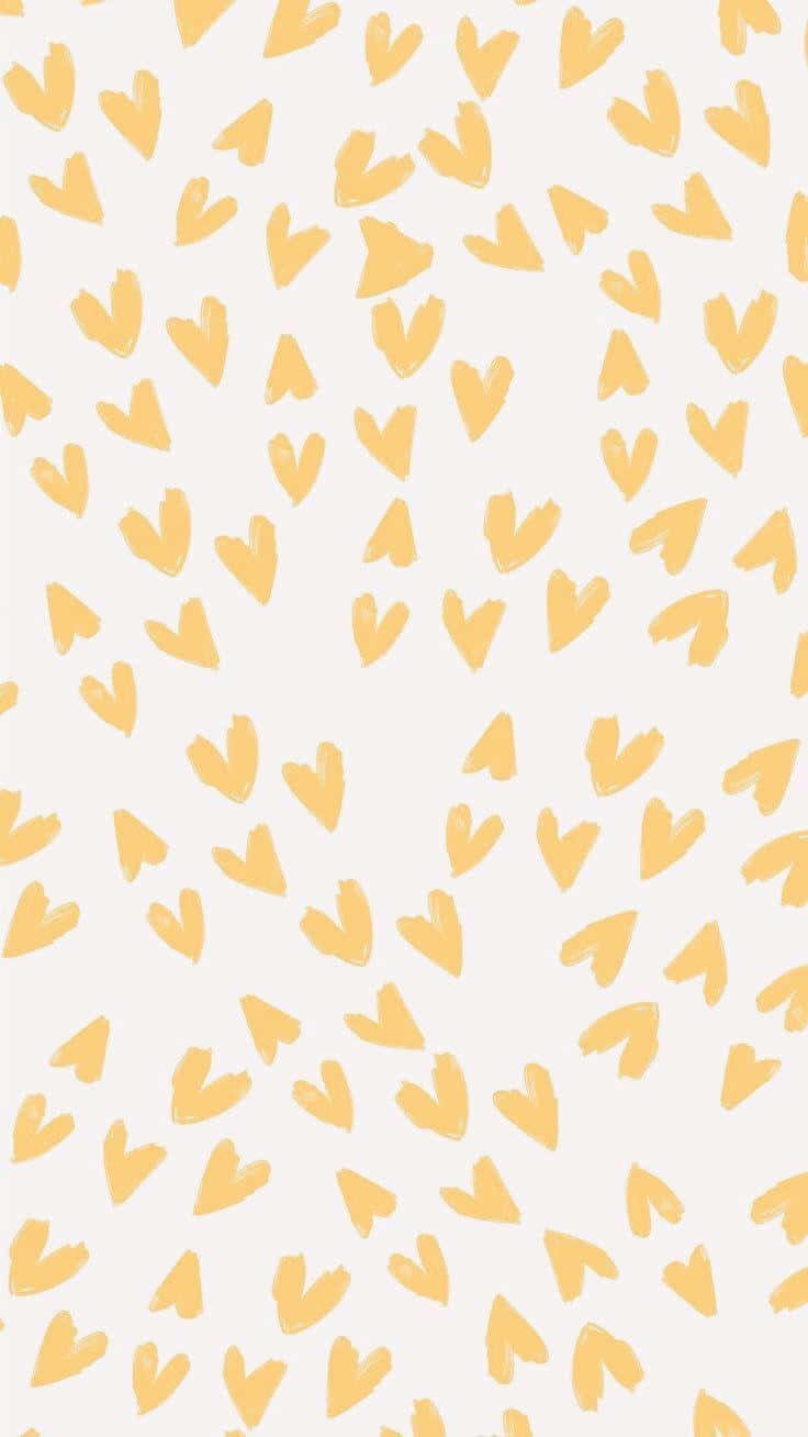 Yellow Heart 桌布 壁紙 — 在奶油白色背景上散落著柔和黃色手繪心形的圖案。
