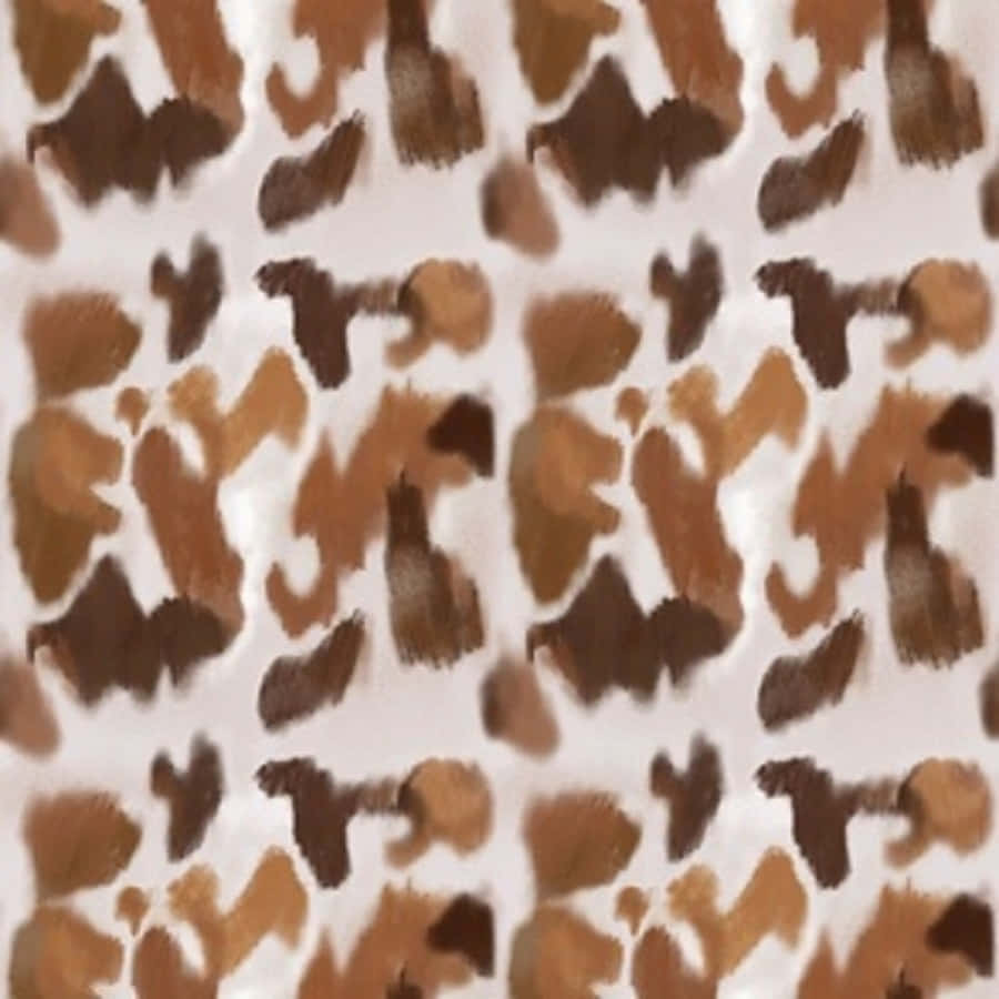 Brown Cow Print 桌布 壁紙 — 在奶油白色背景上重複出現的抽象棕色和棕褐色筆觸形狀圖案。