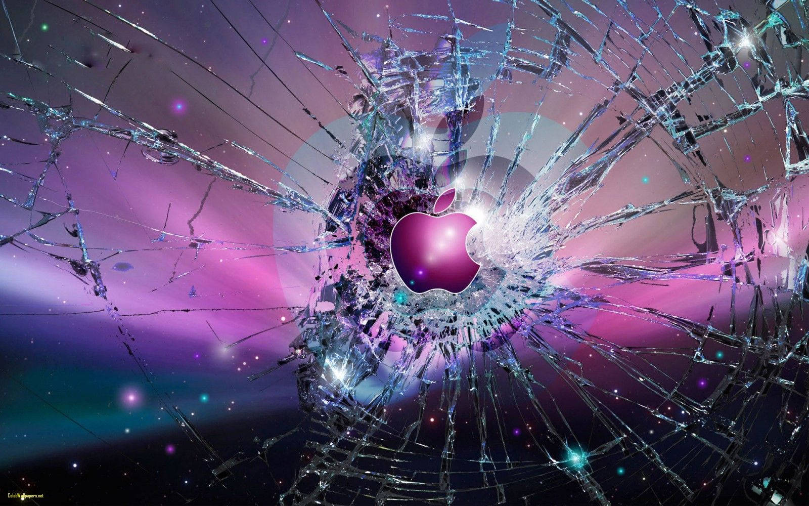 熱門 桌布 壁紙 — 在宇宙紫色和藍綠色的星空背景下，發光的Apple標誌散發出破碎玻璃效果。