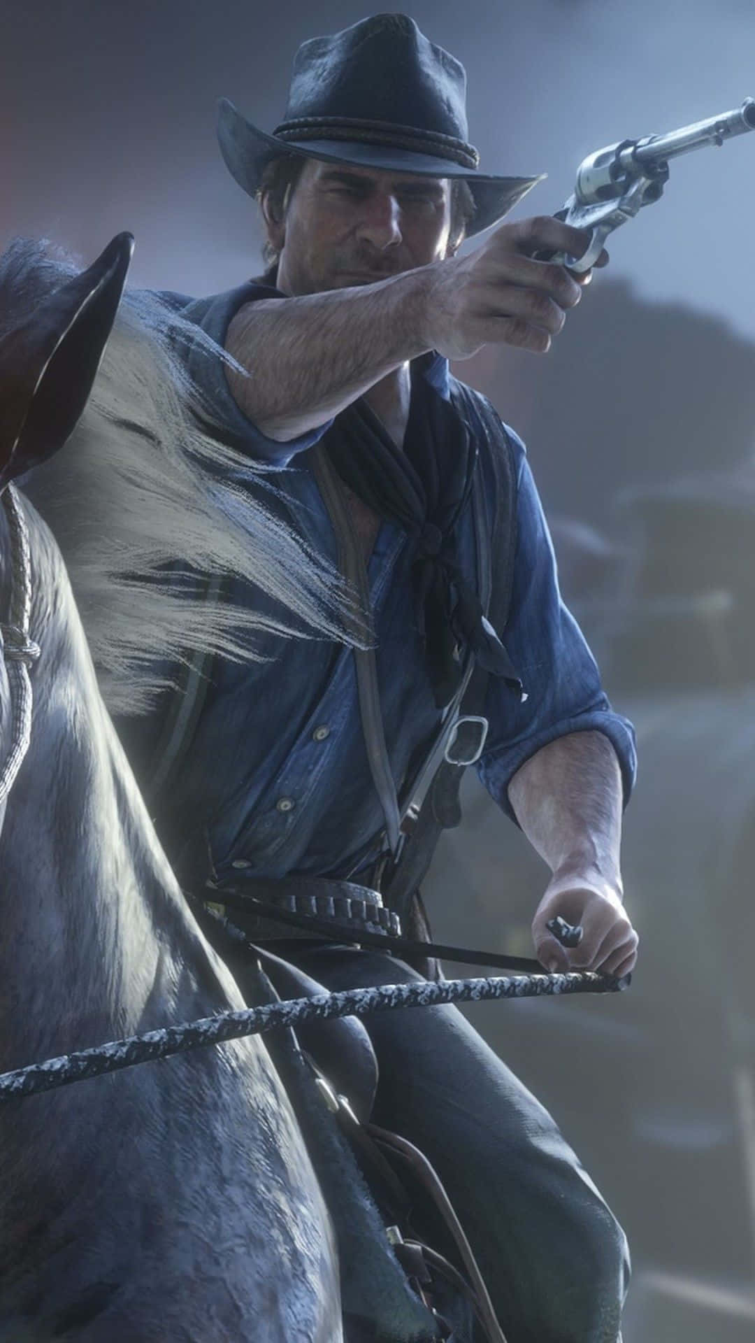在安卓上暢玩《Red Dead Redemption 2》 壁紙 — 一個粗獷的牛仔騎在馬上，在朦朧的西部背景下，專注地瞄準左輪手槍。
