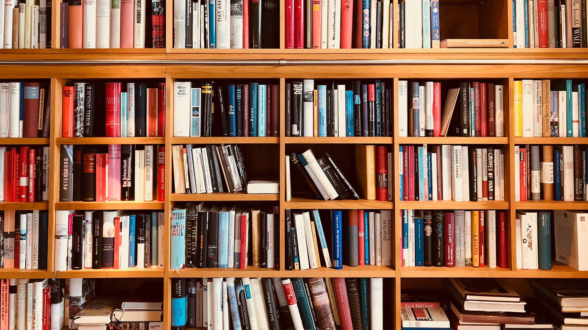 在圖書館環境中，木書架上放滿了色彩繽紛的書籍。