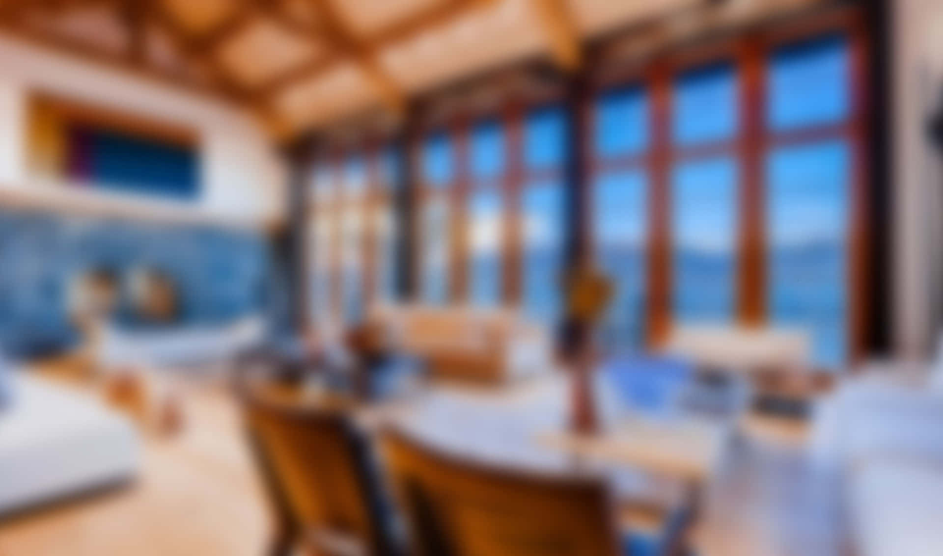 現代舒適的室內設計，配有木樑，透過大窗戶欣賞海景。