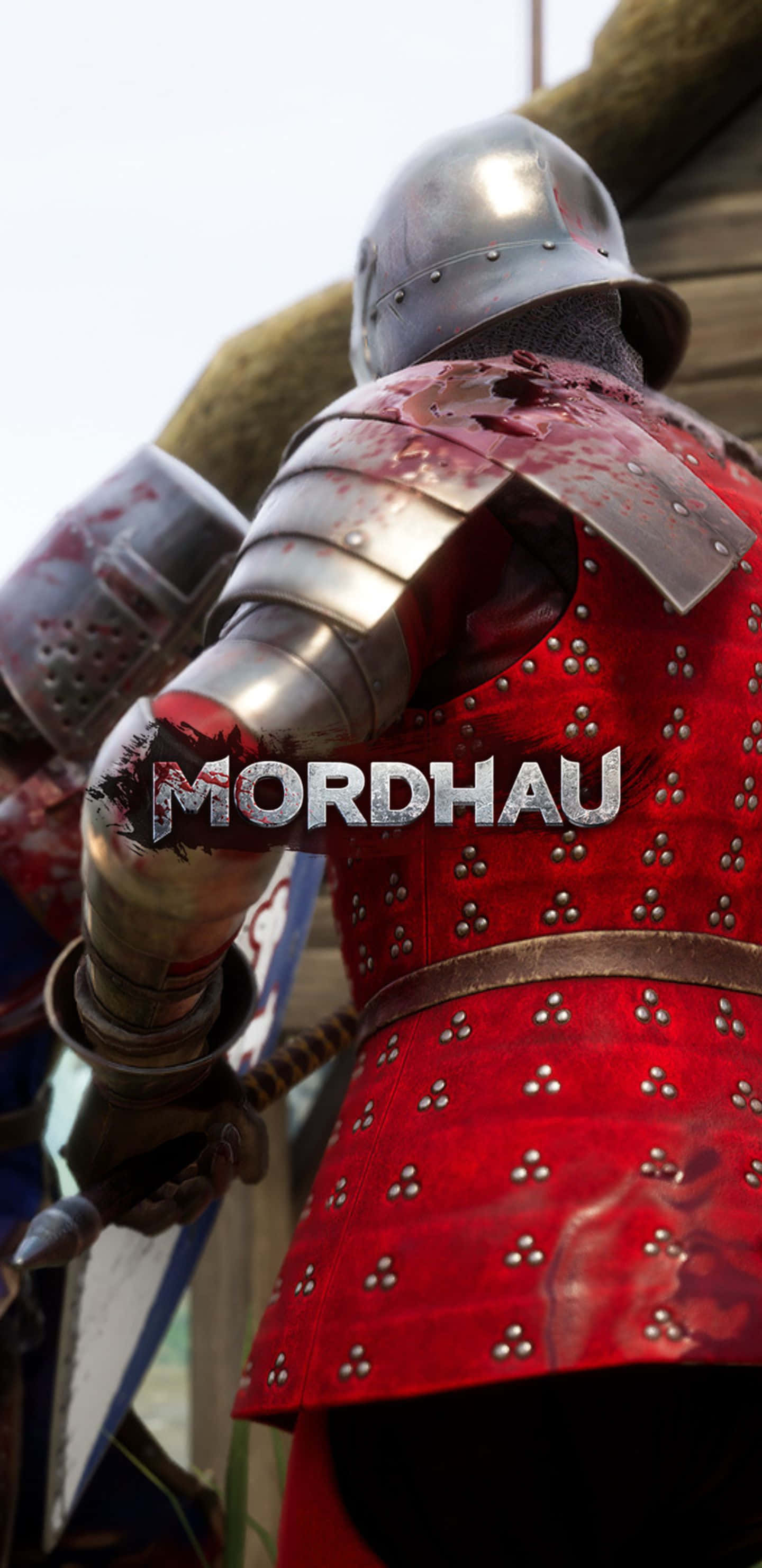 在家享受戰鬥快感，Pixel 3XL 與《Mordhau》完美搭配 壁紙 — 中世紀騎士身穿染血的紅銀色盔甲特寫，遊戲標題 MORDHAU 疊加在上方。