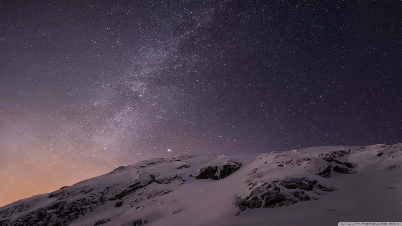 在可見銀河的星空夜空下的雪山峰。