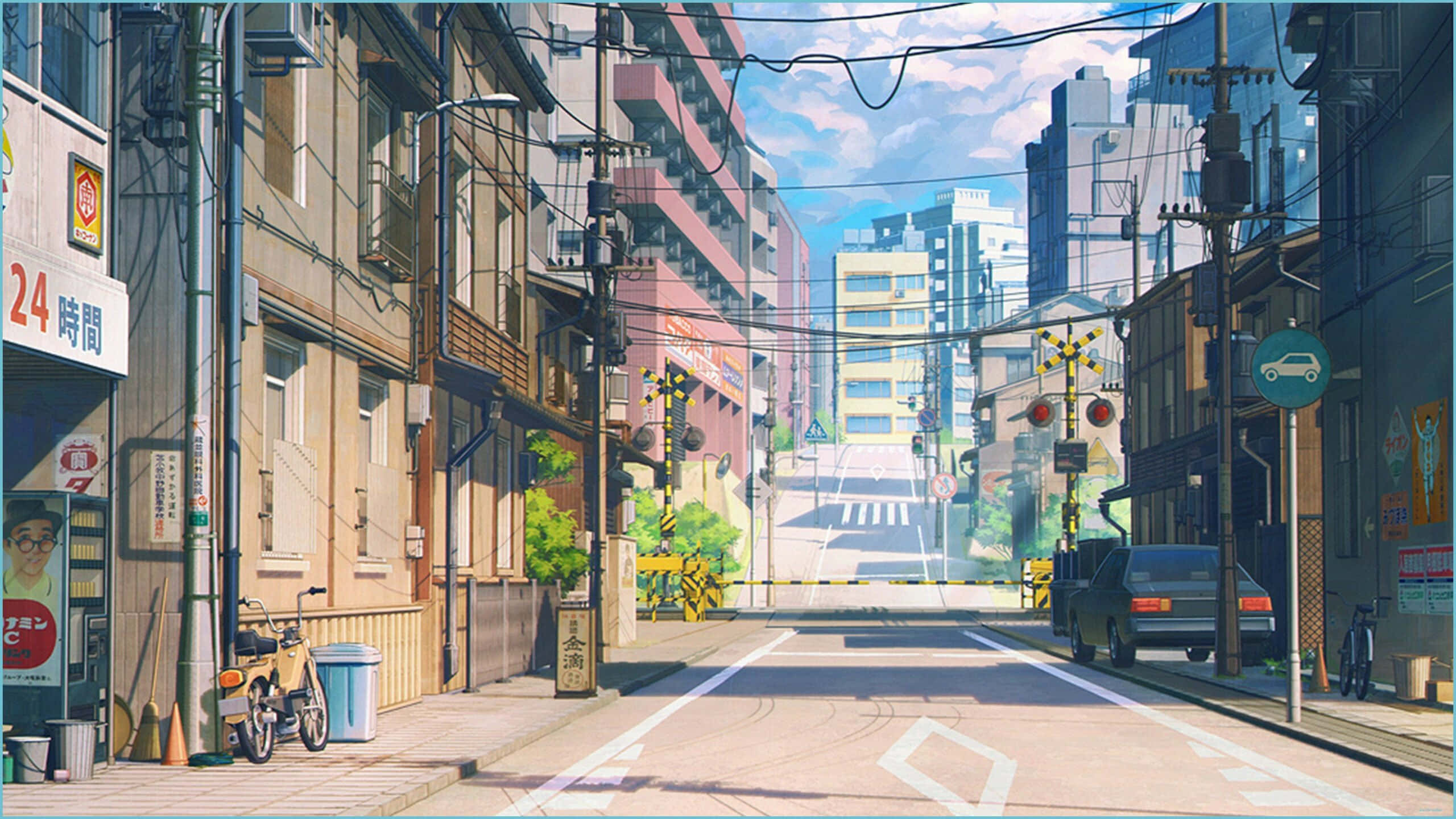 在家舒適觀賞最愛的 壁紙 — 明亮的動漫風格街景，建築物、電線和遠處的火車在清澈的藍天下。