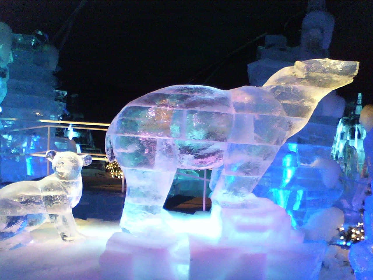 Ice Sculpture 桌布 壁紙 — 在寒冷的冬季仙境中，夜間發光的藍白色北極熊和幼熊冰雕。
