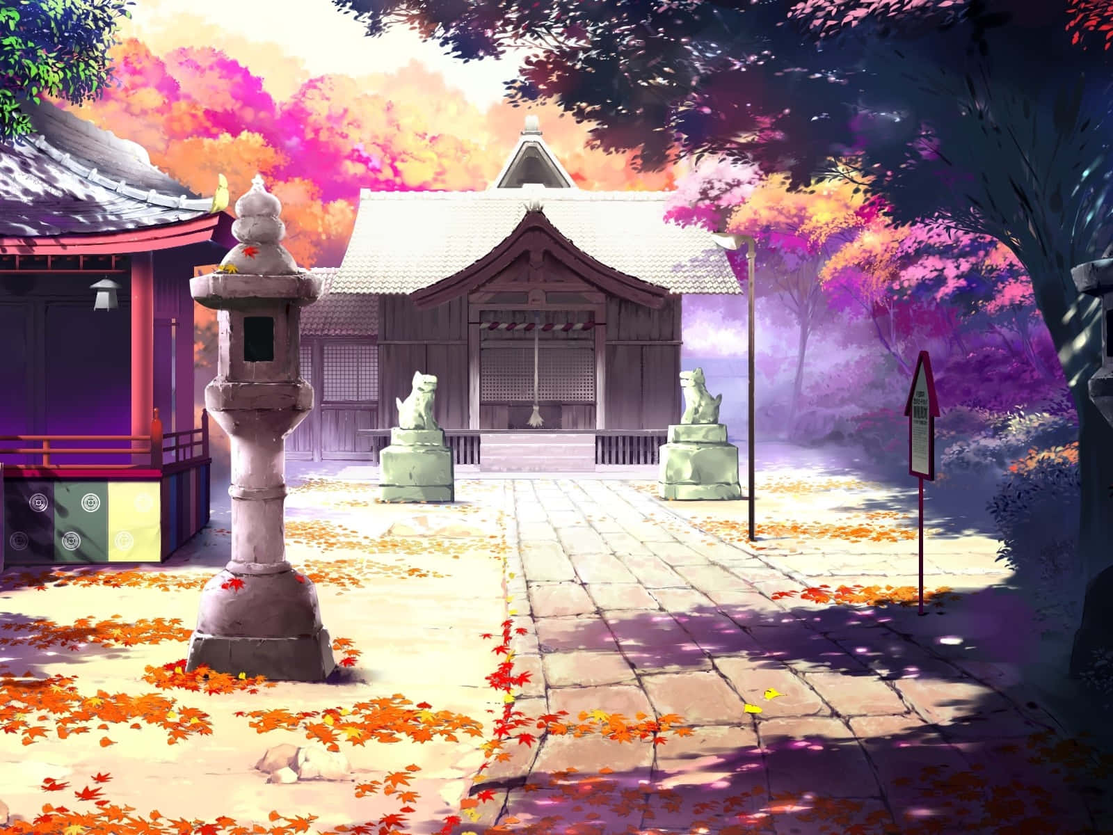 在色彩繽紛的日落天空下，被秋葉環繞的日本神社。