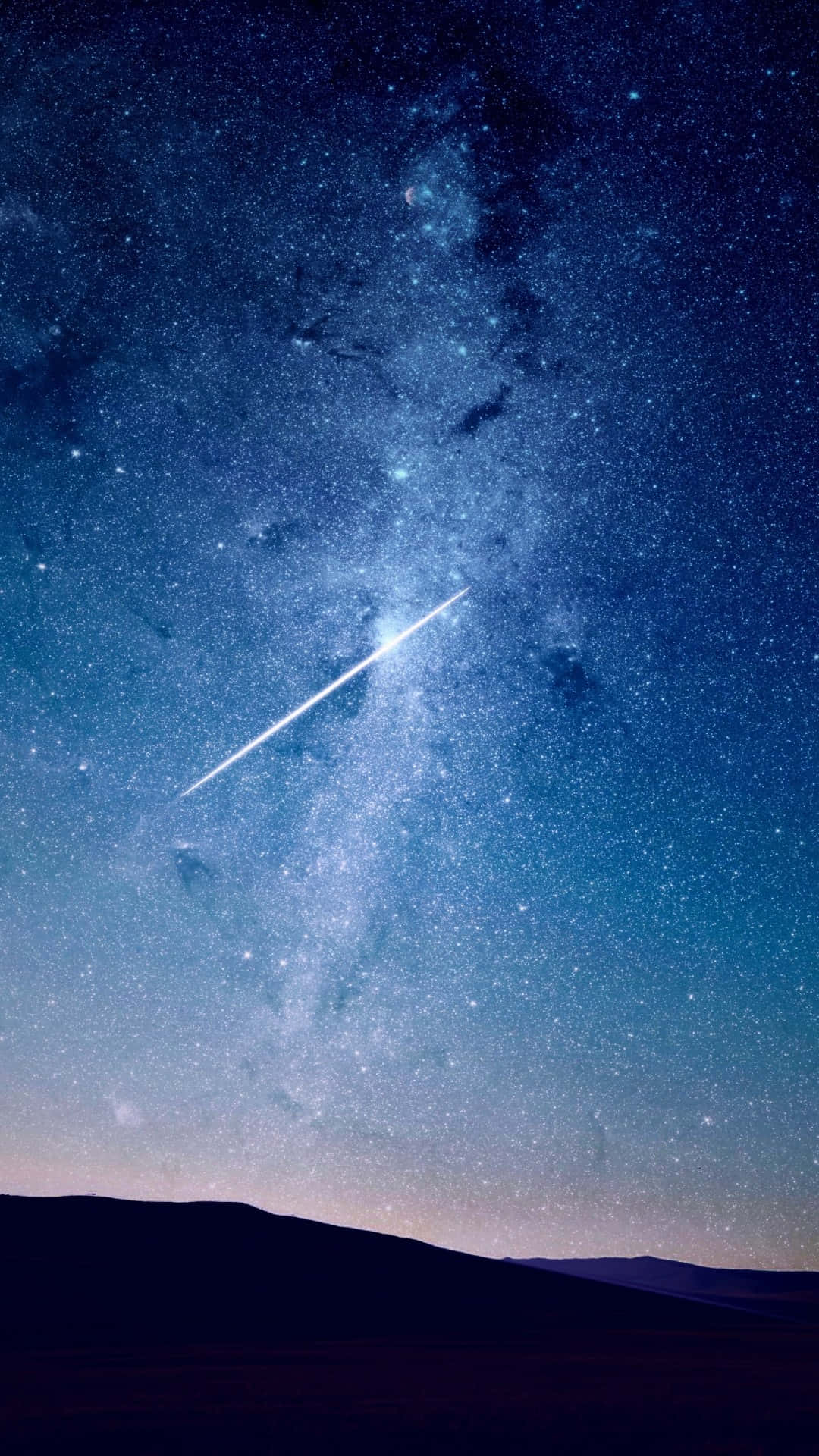 在寧靜夜空下仰望星空 壁紙 — 在深藍色銀河下，一顆明亮的流星劃過黑暗輪廓山丘上方的星空夜空。