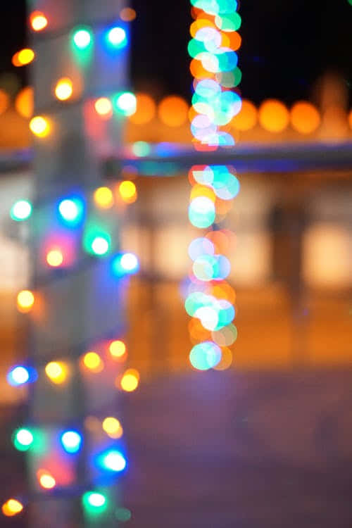 色彩繽紛的模糊串燈在戶外夜晚發光。