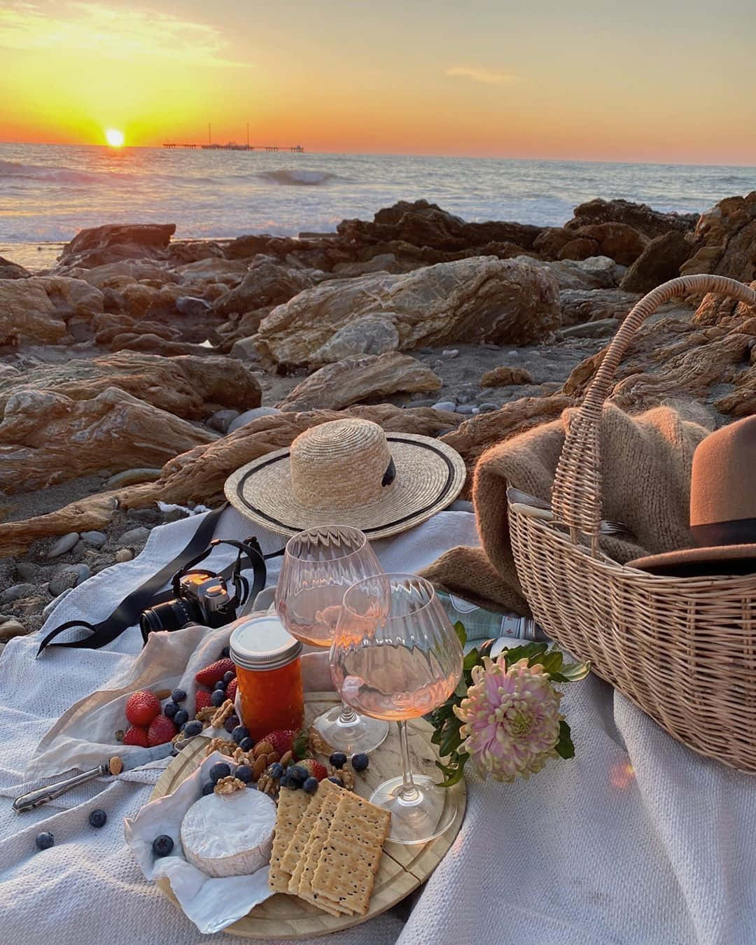 Beach Picnic 桌布 壁紙 — 在岩石海灘上享用美酒、芝士和漿果的浪漫海邊日落野餐。
