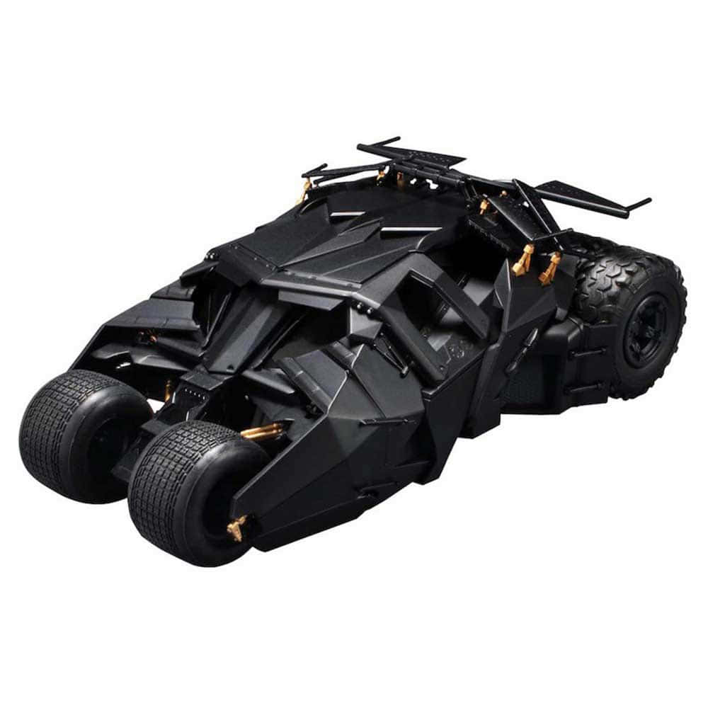 Batman Begins 桌布 壁紙 — 在工作室燈光下，一輛時尚的黑色裝甲蝙蝠車，帶有金色點綴和堅固的輪胎。