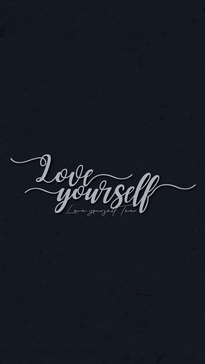 love yourself 桌布 壁紙 — 在帶有紋理的深海軍藍色背景上，優雅的白色草書文字寫著「愛自己」。