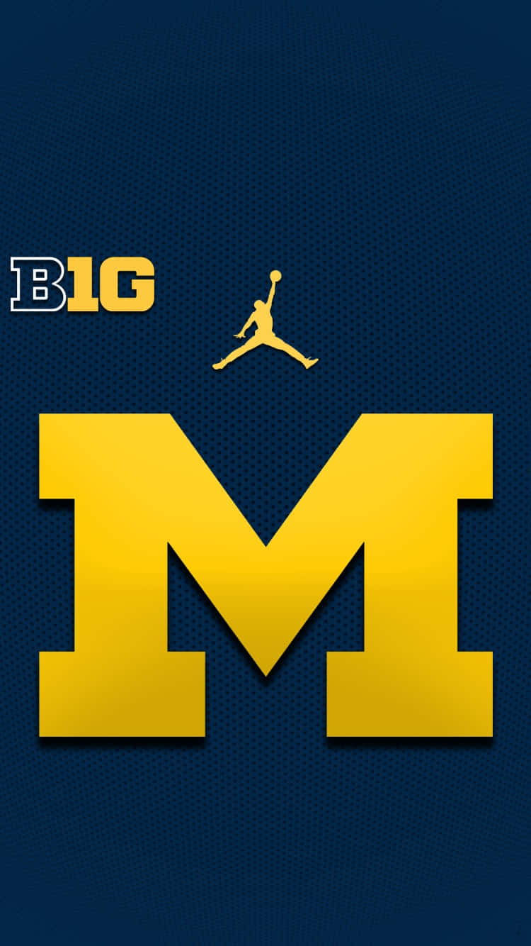 Michigan Wolverines 桌布 壁紙 — 在帶有紋理的深藍色背景上，大膽的黃色密歇根 'M' 標誌，配以 Jordan Jumpman 和 'B1G' 文字。