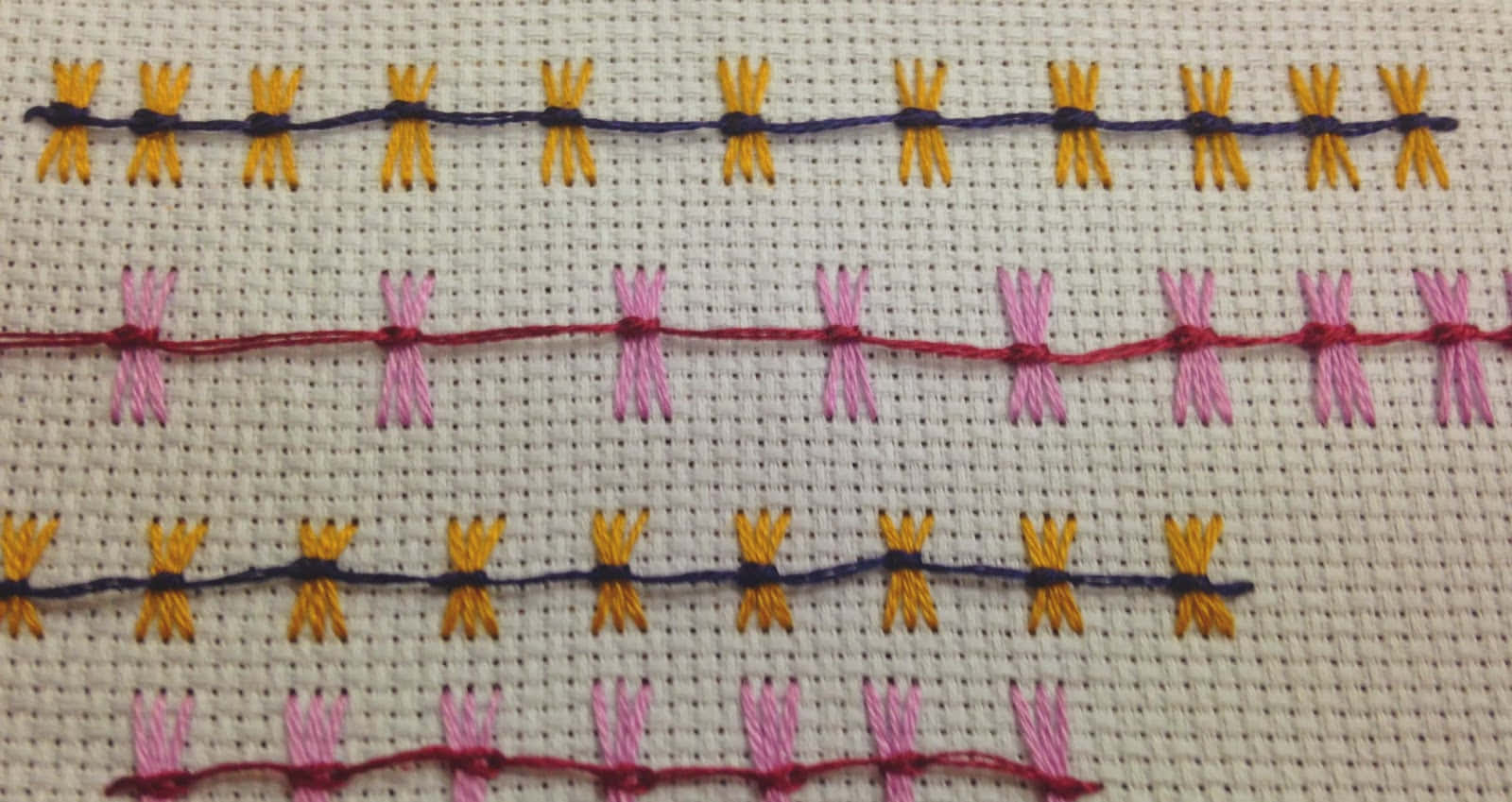 白色布料上彩色刺繡蜻蜓的特寫。 — 唯美蝴蝶動圖 壁紙
